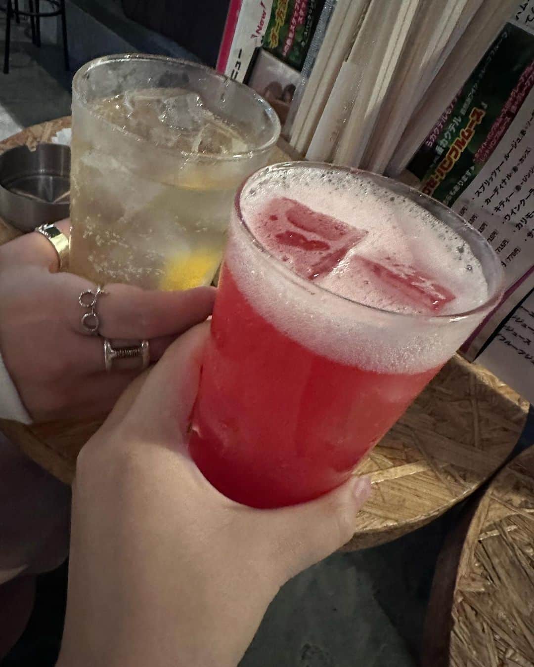 滝川かのん（三城ありさ）さんのインスタグラム写真 - (滝川かのん（三城ありさ）Instagram)「センロギワ 恵比寿  恵比寿駅が店内からも見える、オシャレ雰囲気のお店。 駅チカで行きやすい✨  今回は  センロギワ.満喫プラン ①サワー、カクテル、チューハイ、ハイボール(ジムビーム、角)、ソフトドリンク飲み放題 ②自家製ポテトサラダ ③シン・パリピ ④牛すじ肉豆腐 ⑤赤ウィンナーとピーマン炒め ⑥おまかせ串5本盛り ⑦海老の〆カレー  頂きました♪♪ トマトサワーあったのでちょっとテンション上がりました🍅  シン・パリピは肉味噌とピーマンのおつまみで、お店のおすすめでもあり美味しかったです。  焼き鳥も珍しい部位が食べれます！ 色々種類ありました。  そして〆の海老のカレー美味しかったです🍛  電車とガーデンプレイス眺めながら飲めます⭐️  PR @ebisu_senrogiwa #恵比寿居酒屋 #恵比寿飲み #恵比寿飲み放題 #恵比寿女子会 #恵比寿ディナー #センロギワ #中目黒グルメ #中目黒居酒屋 #女子会」10月13日 16時22分 - sanjyo_arisa
