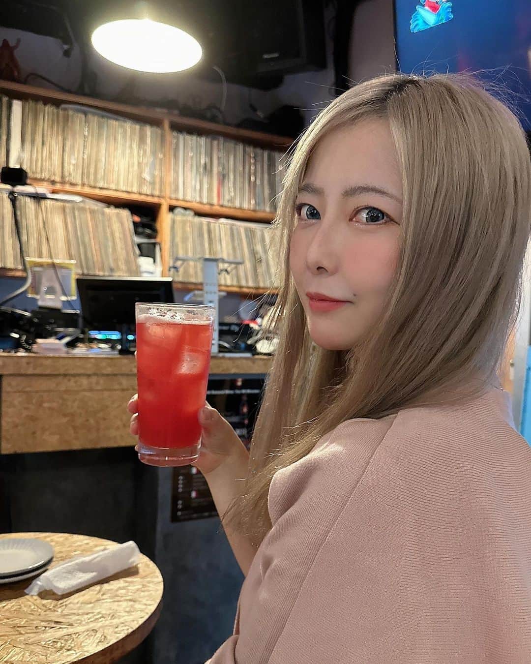 滝川かのん（三城ありさ）さんのインスタグラム写真 - (滝川かのん（三城ありさ）Instagram)「センロギワ 恵比寿  恵比寿駅が店内からも見える、オシャレ雰囲気のお店。 駅チカで行きやすい✨  今回は  センロギワ.満喫プラン ①サワー、カクテル、チューハイ、ハイボール(ジムビーム、角)、ソフトドリンク飲み放題 ②自家製ポテトサラダ ③シン・パリピ ④牛すじ肉豆腐 ⑤赤ウィンナーとピーマン炒め ⑥おまかせ串5本盛り ⑦海老の〆カレー  頂きました♪♪ トマトサワーあったのでちょっとテンション上がりました🍅  シン・パリピは肉味噌とピーマンのおつまみで、お店のおすすめでもあり美味しかったです。  焼き鳥も珍しい部位が食べれます！ 色々種類ありました。  そして〆の海老のカレー美味しかったです🍛  電車とガーデンプレイス眺めながら飲めます⭐️  PR @ebisu_senrogiwa #恵比寿居酒屋 #恵比寿飲み #恵比寿飲み放題 #恵比寿女子会 #恵比寿ディナー #センロギワ #中目黒グルメ #中目黒居酒屋 #女子会」10月13日 16時22分 - sanjyo_arisa