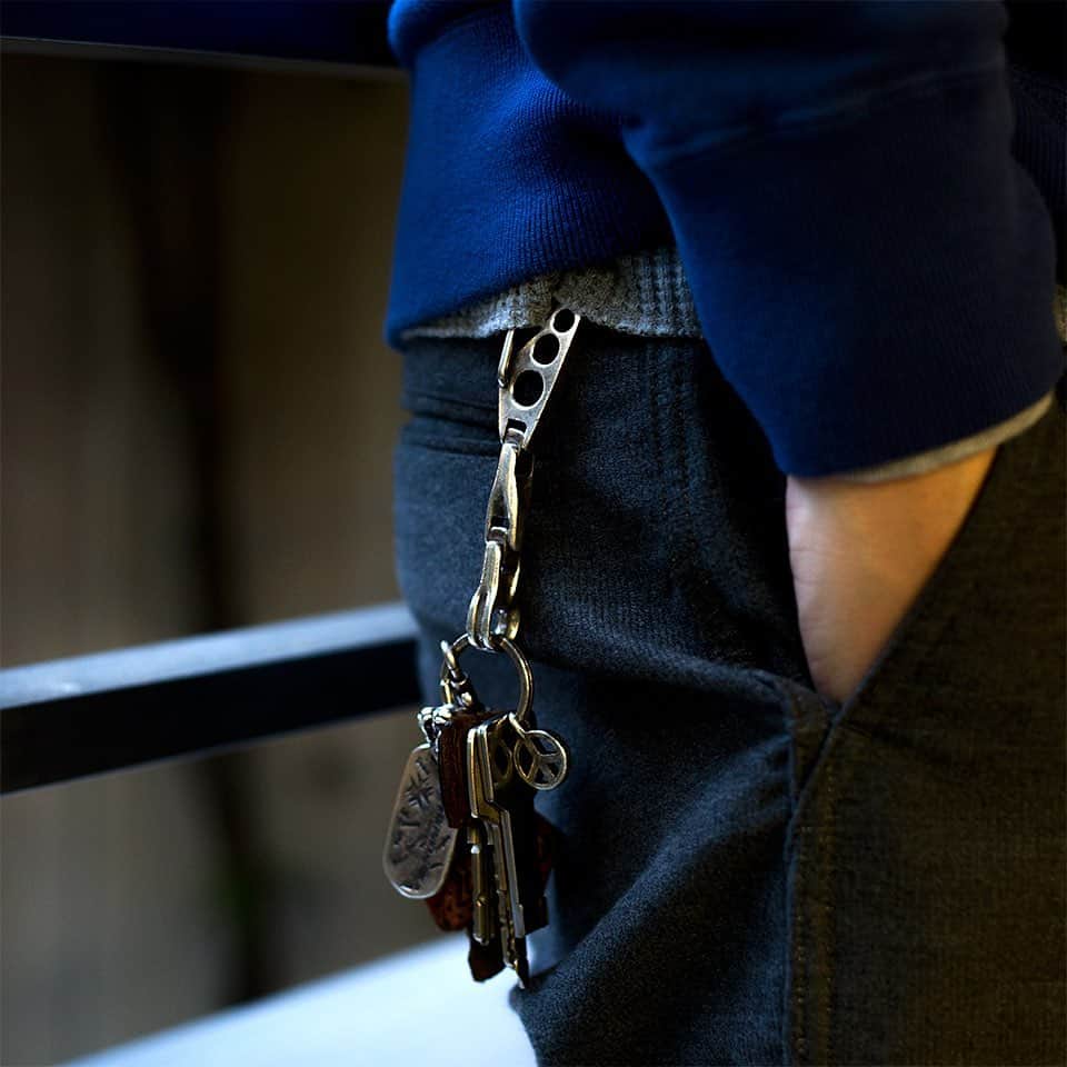 Bill Wall Leather × BEAMSのインスタグラム：「Restock！ 【Key Chain】KC717 / Long U-Joint Key Chain __________  BEAMS Online Shop is now open for orders from outside Japan. Global shipping services are offered through WorldShoppingBIZ, a global e-commerce provider. Customers can choose to display transactions in English, Chinese (Cantonese and Mandarin) or Japanese for a safe, convenient checkout.   We hope you enjoy shopping with us! __________  ・BEAMS MEN SHIBUYA / 03-3780-5500 ・BEAMS ROPPONGI HILLS / 03-5775-1620 ・BEAMS GINZA（2F）/ 03-3567-2223 ・BEAMS FUTAKOTAMAGAWA / 03-3707-8998 ・BEAMS TACHIKAWA / 042-548-1070 ・BEAMS NAGOYA / 052-265-2610 ・BEAMS STREET UMEDA / 06-6366-3695 ・BEAMS KOBE / 078-335-2720 ・BEAMS HIROSHIMA / 082-544-2961 ・BEAMS KUMAMOTO / 096-359-1280」