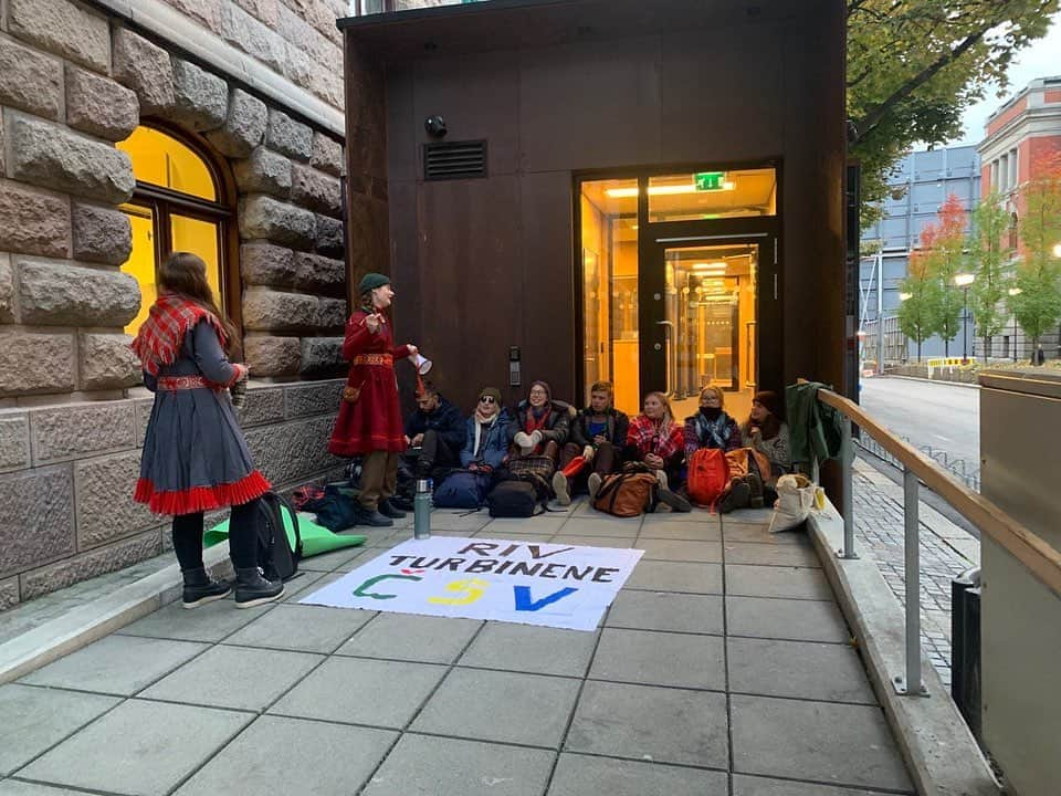 グレタ・トゥーンベリさんのインスタグラム写真 - (グレタ・トゥーンベリInstagram)「Week 269. Today I’m joining Sámi youth to blockade and shut down the Norwegian state due to their violations of human- and indigenous rights. Read more on @nsr_nuorat and @naturogungdom」10月13日 16時23分 - gretathunberg