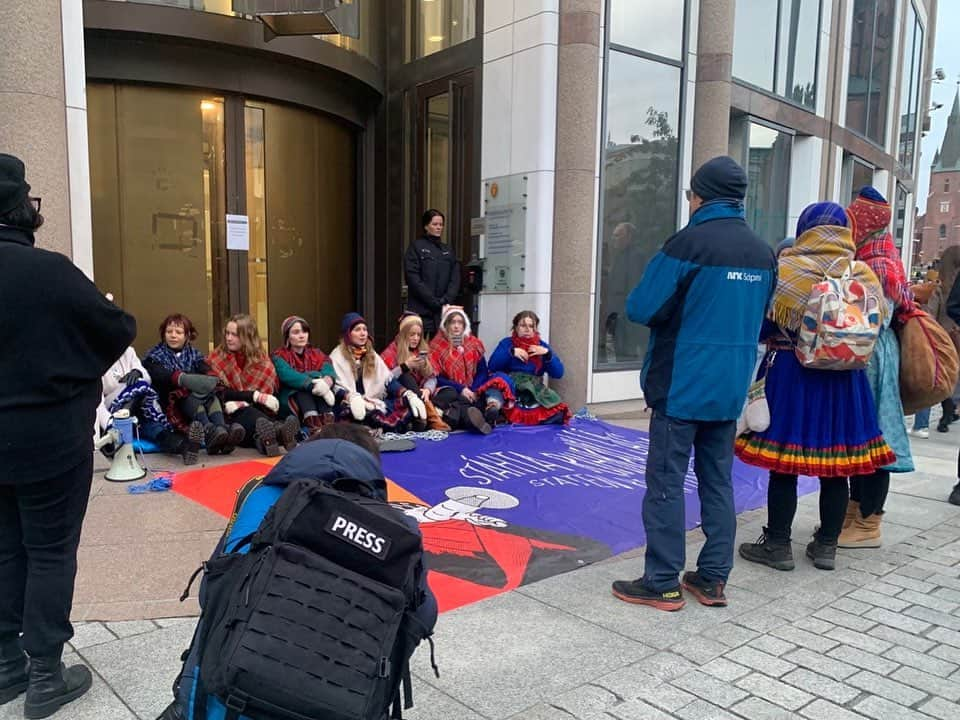 グレタ・トゥーンベリさんのインスタグラム写真 - (グレタ・トゥーンベリInstagram)「Week 269. Today I’m joining Sámi youth to blockade and shut down the Norwegian state due to their violations of human- and indigenous rights. Read more on @nsr_nuorat and @naturogungdom」10月13日 16時23分 - gretathunberg