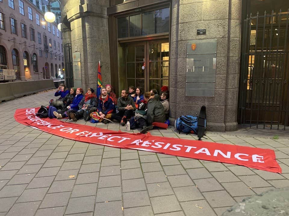 グレタ・トゥーンベリさんのインスタグラム写真 - (グレタ・トゥーンベリInstagram)「Week 269. Today I’m joining Sámi youth to blockade and shut down the Norwegian state due to their violations of human- and indigenous rights. Read more on @nsr_nuorat and @naturogungdom」10月13日 16時23分 - gretathunberg