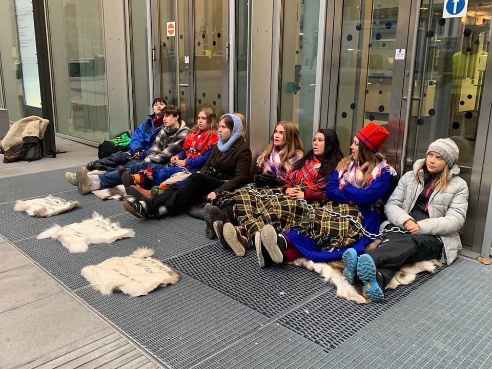 グレタ・トゥーンベリのインスタグラム：「Week 269. Today I’m joining Sámi youth to blockade and shut down the Norwegian state due to their violations of human- and indigenous rights. Read more on @nsr_nuorat and @naturogungdom」