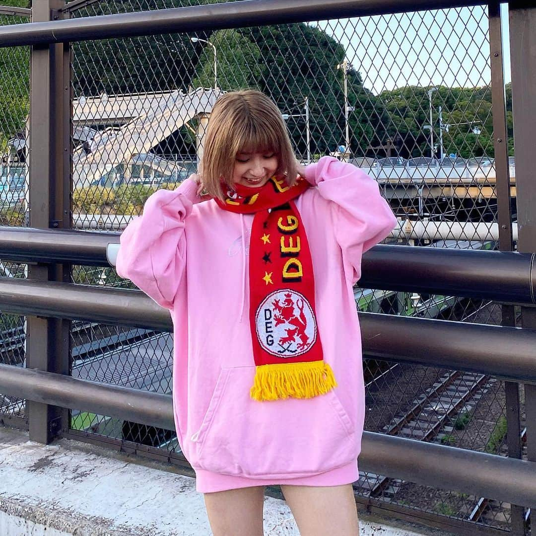 原宿シカゴのインスタグラム：「#原宿シカゴ原宿店   【NEW ARRIVAL】 サッカーマフラー⚽️🧣  今年もトレンドのサッカーマフラー シンプルなコーデに差し色として使うのも可愛い⭐︎  店頭に沢山ご用意あります！ ご来店お待ちしております🙆‍♀️  【アクセス】 東京都渋谷区神宮前6-31-15 2F ℡03-6727-5505 営業時間 11時〜20時 JR原宿駅東口から徒歩3分 東京メトロ明治神宮前駅3番出口から徒歩2分  #サッカー #サッカーマフラー #マフラー #fyp#necktie#accessory#celine#burberry#ysl#givenchy#valentino#chanel#japantrip#japantravel#フルジョ#フルダン#下北沢#吉祥寺#京都#原宿 #autumn#fashion#harajuku#harajukuchicago#used#vintage #데일리룩 #옷스타그램」