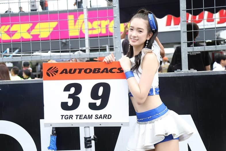 太田麻美さんのインスタグラム写真 - (太田麻美Instagram)「明日からは、SUPER GT Rd,7オートポリス🏁  早速、現地では横断幕の設置いつも有り難うございます🫶🏻 前戦では、2戦連続の表彰台獲得され現在ランキング6位！ この勢いで表彰台獲得、優勝を目指して引き続きTGR TEAM SARDの応援を宜しくお願いします🫡💙❤️  #supergt #sgt #racequeen #rq #tgrteamsard #costume #スーパーgt #レースクイーン #コスチューム #オートポリス」10月13日 16時24分 - asami0523