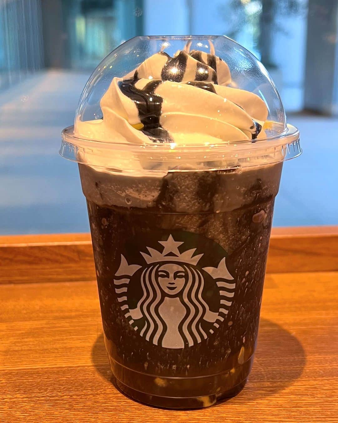 のインスタグラム：「#Boooooフラペチーノ  飲んでみた❣️  パンプキンプリンがドゥルンとストローから入ってくるよ〜🎃  黒い部分、ベースはなんだろね？ キャラメル風味なのだけど、色に惑わされる。 ちょい甘めなフラペチーノだよ。  #スタバ #starbucks #フラペチーノ」