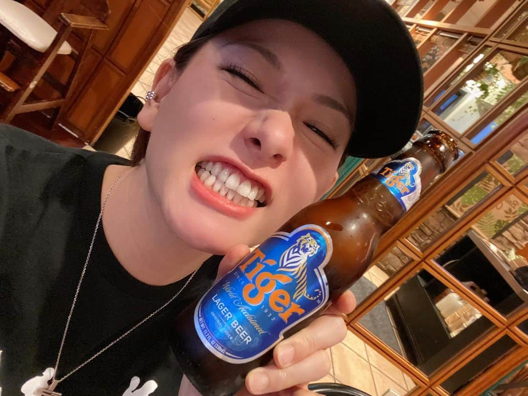 岩村菜々美のインスタグラム：「I was missing in Singapore life when I drink “tiger beer 🍺 “ タイガービール🐅は飲みやすくて好きー✨ いつも氷入れて飲む🤣」