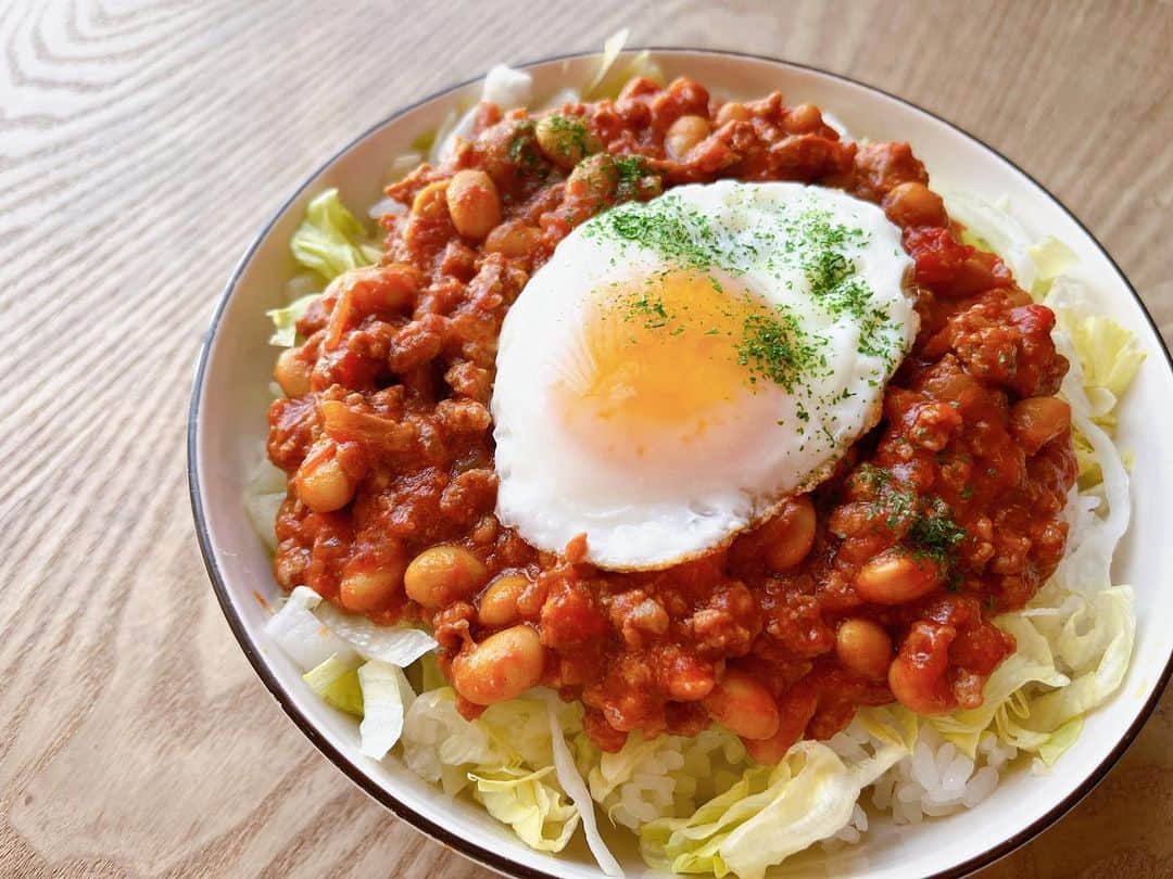 トテンのインスタグラム：「火を使うことから逃げて過ごした夏が終わって、 やっと、大豆を茹でようか、という気になり、  夕飯は茹で大豆入りのミートソース丼になりました。  5キロ分に膨れ上がった茹で大豆は、茹で汁ごと小分けにして冷凍庫に入れました。  切り干し大根やひじきを煮る時、また我が家ではカレーにも、大豆はジャンジャン使います🫘」