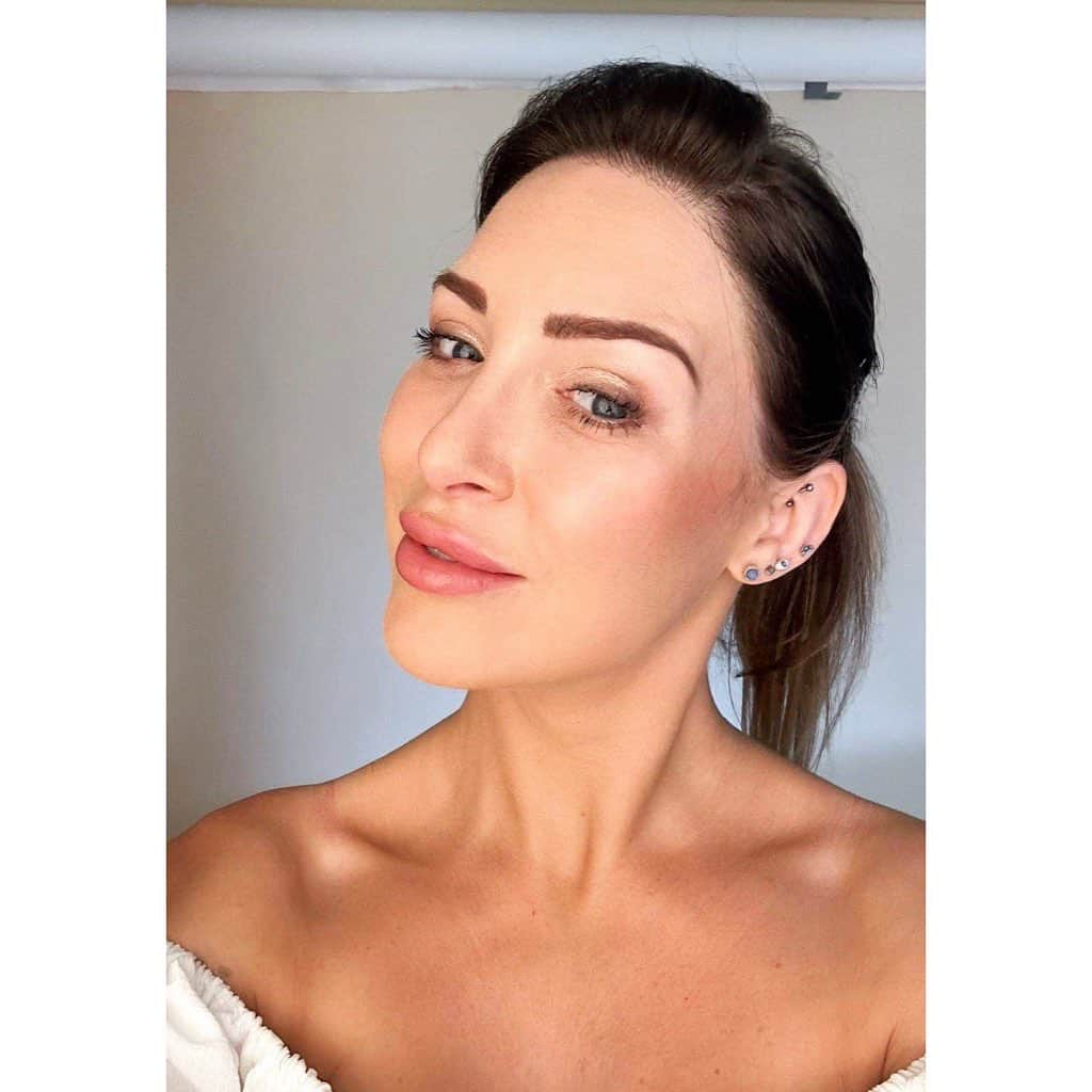 トレーシー・キスのインスタグラム：「Whoop for turning 36yrs old today! Swipe for a picture of me when I was 6yrs 👉🏻🧡  How blessed I feel for another day of life, to wake up with good health within a loving home, to texts from my dear friends, family, fans from across the world and cuddles from my children and beloved pets. If life has taught me anything it's to cherish all that you have for as long as you are fortune enough to have it.   Please never take a second for granted, be your beautifully unique and authentic self at all times, preserve life at all costs and try to leave the world a better place than how you found it. We can all be the change that we wish to see.   Thank you all for sharing in this beautiful journey with me, for your kindness, love and support - here's to many more years of good health and happiness to you all! 🌱   Thank you @makeupbyjanauk for my beautiful makeup, I don't feel a day over 6yrs! 😆🤘🏻 Wishing you all a wonderful Friday 13th 🩷  #birthdaygirl #beyou #olderandwiser」