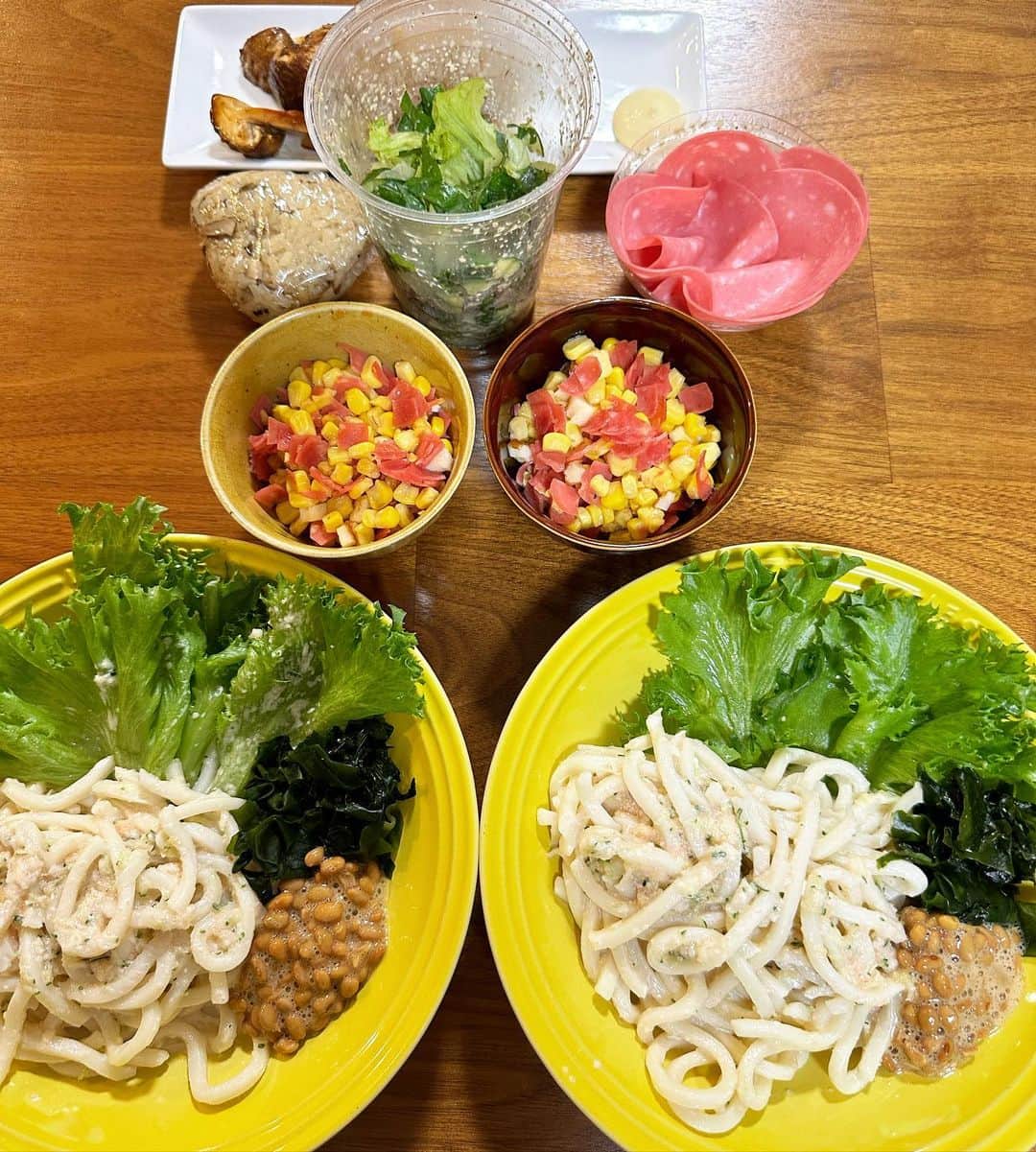 のインスタグラム：「そろそろ麺食べる木曜日。  タラコパスタ好きとカルボナーラ好きな二人の真ん中をとって冷製タラコクリームうどんに。  パスタ用のタラコソースに生クリームと粉チーズで楽ウマ。 納豆とわかめを添えてごちゃ混ぜにすするかきこみ飯。  #ハムコーンバター #カップdeシャカサラダ #松茸プレミアムほりにしソテー  その日二人が残すアレコレが、 バイキングみたいに母の元へ。 なので同時に盛り付けないのです🫠  #西山食堂 #3人で完食 #残さずピカン #全ては洗い物のために  うどんを絡めたソースはツナマカロニ足してボールのお掃除🤭 タケノコご飯で和風リゾットにしてもよかったな♡」