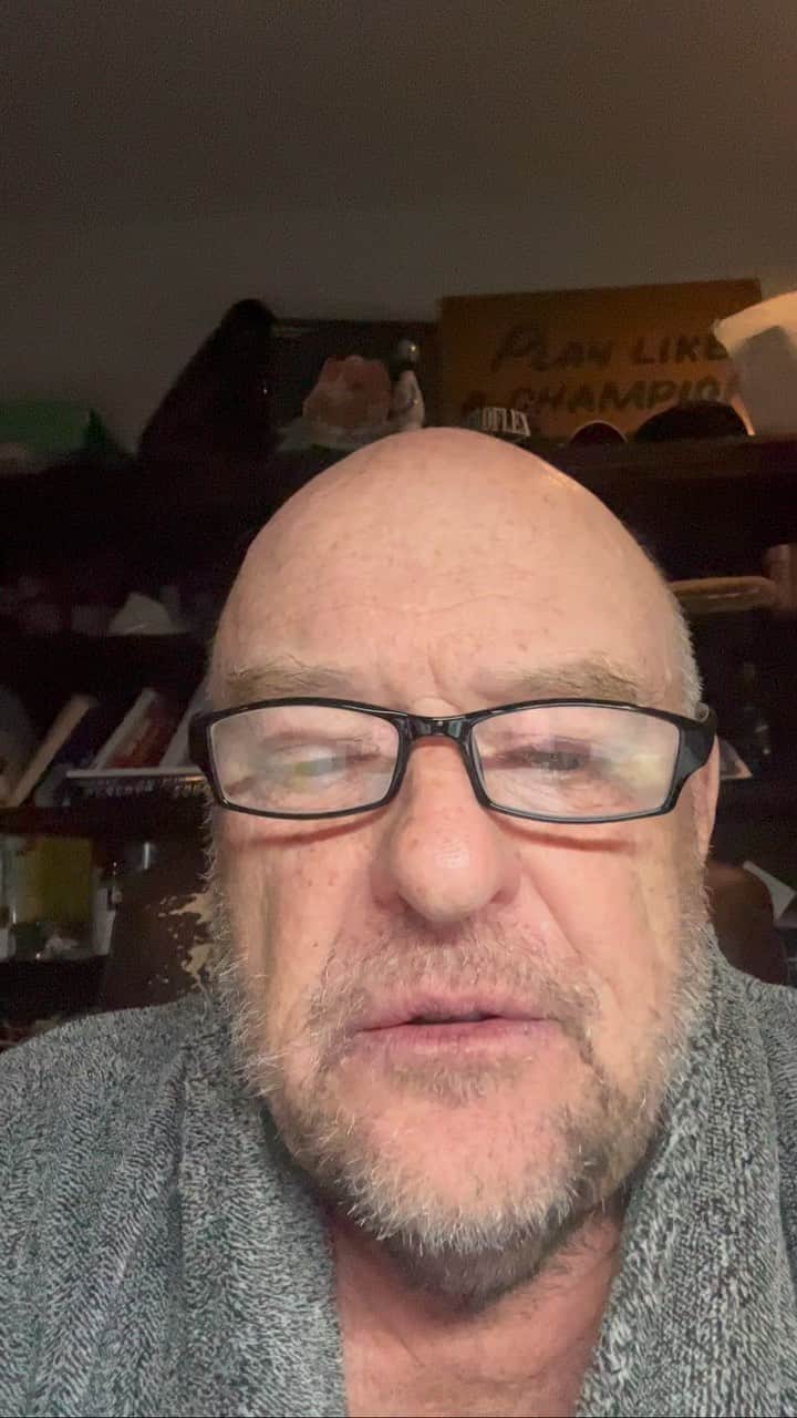 ディーン・ノリスのインスタグラム：「Do you still have to wait 30 seconds after turning off your computer to reboot it? Also do you still have to dial 1 in front of different area code phone numbers?」