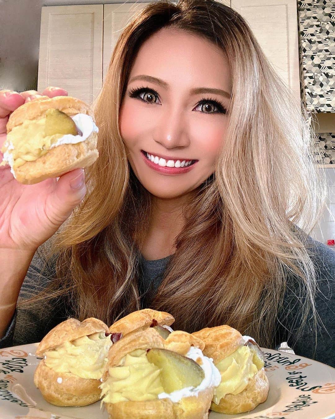 REIKAさんのインスタグラム写真 - (REIKAInstagram)「. 🍠💛🍠💛🍠💛🍠💛🍠  @imonoya2014 の焼き芋のシュークリーム🍠꙳⋆ もう美味しすぎて感動♡♡♡♡♡  💛完熟した紅はるか🍠入り焼き芋クリーム 💛ミルク感たっぷりの生クリーム‪🐮 💛さらに焼き芋をトッピングでIN  焼き芋本来の甘さを重視したシュークリームなので、自然な甘さでとっても食べやすかったよ😍💕 北海道産のミルク生クリーム、茨城県産の紅はるか、焼き芋の組み合わせとか最高すぎてもう‪(⸝⸝› з ‹⸝⸝)‬♡  通販で買えるから皆も秋の味覚一緒に味わお🍠💛  PR @imonoya2014 #焼き芋専門店 #芋乃屋 #シュークリーム #焼き芋スイーツ #通販スイーツ」10月13日 16時40分 - reika_japan