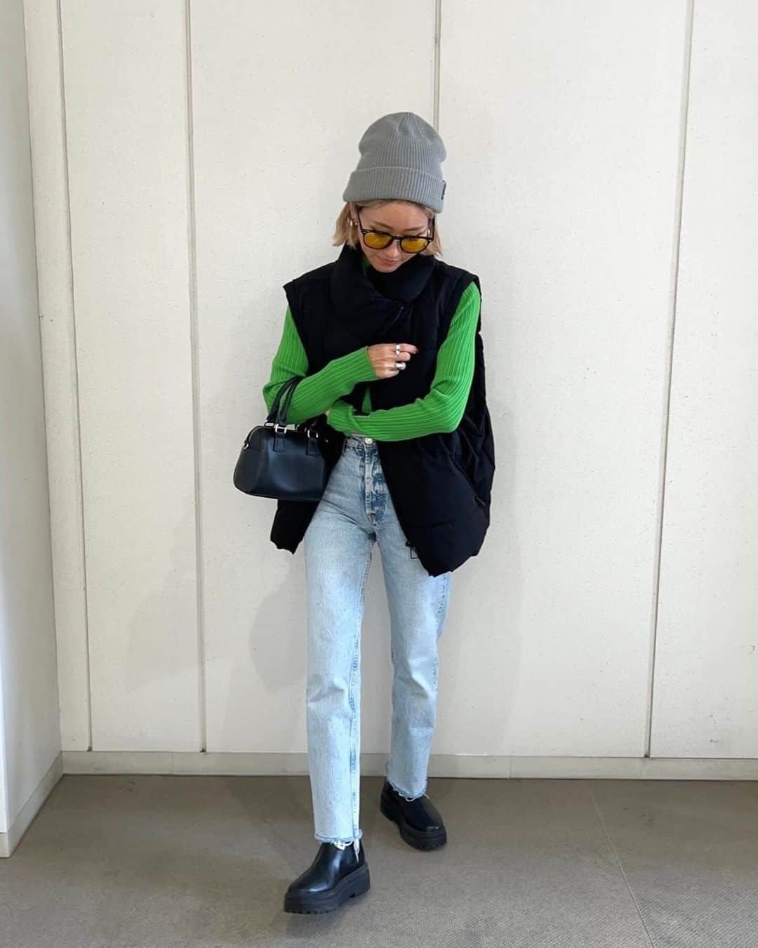 annaのインスタグラム：「.  再投稿です🙏🙏 またいいねくれたら嬉しいなぁ☺️  ちょっと大人っぽく着れる オーバーベスト🖤🖤 カジュアル感強めなのしか持ってないから 新しくていい感じ😍🫶 @r._____official   もちろんカジュアルにも使えるけど オーバーサイズでありながら 少し細身なのが可愛い✨ コーデの幅広がりそう〜🥰 欠かせない首元と裾絞れるのも最高✌️✌️  #冬コーデ#秋コーデ#zozotown#アールドット#r_____official#デニムコーデ#ダウンベスト#ベストコーデ#カジュアルコーデ#大人カジュアルコーデ#オトナカジュアルコーデ#ゆるコーデ#158cmコーデ#骨格ナチュラルコーデ#きょこ#30代ファッション#30代コーデ」
