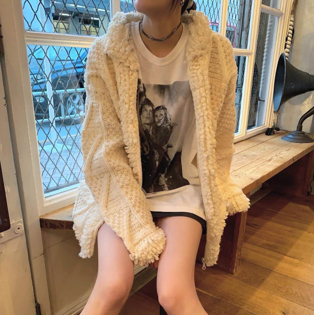 birthdeathのインスタグラム：「New Arrivals  70's Ivory fringe detail zip up cardigan  ALIENS tee  #birthdeath #vintage」