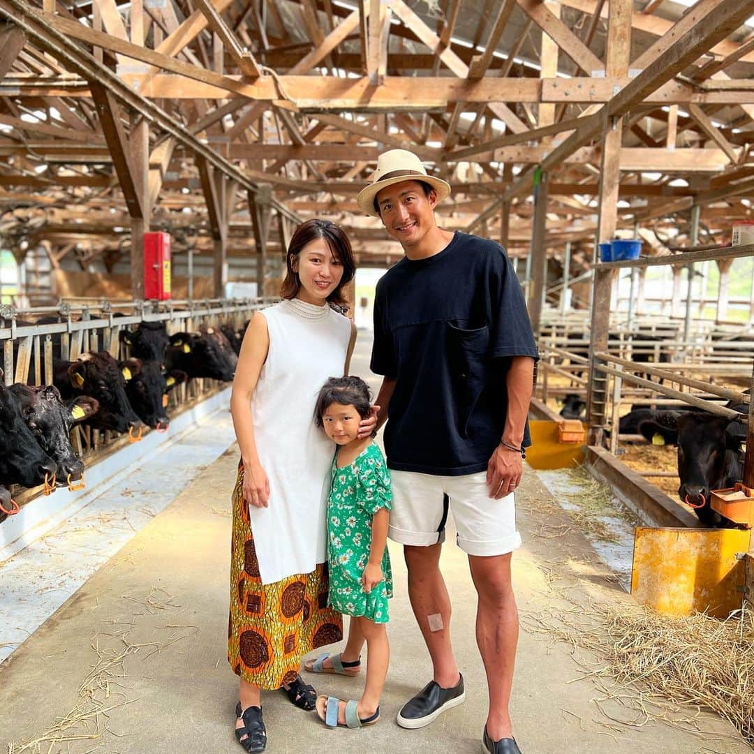 都倉賢さんのインスタグラム写真 - (都倉賢Instagram)「五島では大自然で楽しむ事も出来ましたが、地元の方達との素敵な出会いもありました。 山口Farmでは牛舎を見学させてもらった後に、子牛にミルクをあげる体験もさせて頂きました。（2枚目） 想像していた牛舎とは全く違い、異次元の綺麗さで、毎日の牛への向き合い方が一目で分かる、そんな愛のある牛舎でした。 そんな素敵な牛舎でスケボーをやらせてもらったのは娘にとっても一生の思い出になったんじゃないかな？！（3枚目） 恐らくあの堀米くんでも牛舎では滑ってないはず…笑 子育ての中で、新しい体験や地域との繋がりは、子供に好奇心の芽を育ませ、親として子供の成長を見届ける楽しみが増えます。 そうした中で親子で成長していけたらと思っております。 そんな大人も子供もピントが合う五島の余韻に浸っていきますのでお付き合い宜しくお願いします！  お忙しい中対応してくださった、山口Farmの関係者の皆さん有難うございました♪  #連日の五島投稿 #それだけ良かったって事 #牛舎が綺麗で明るすぎて無臭でびっくりした #この環境で育った牛さん達は素晴らしい肉になる #話変わりますが #とりあえずフェリーをもう少しだけ安くしてほしい #あと長崎港の駐車場のサービス券のやりとりわかりやすくしてほしい #帰ってきた時押してもらおうと思ったら窓口閉まってて倍かかった #長崎住んでて1番の駐車料金 #ただ表参道の裏にある駐車場はカフェしただけなのに八千円 #それに比べたらマシだね #とにかくそろそろ五島の観光大使になれるはず #ほな」10月13日 20時00分 - tokuraken