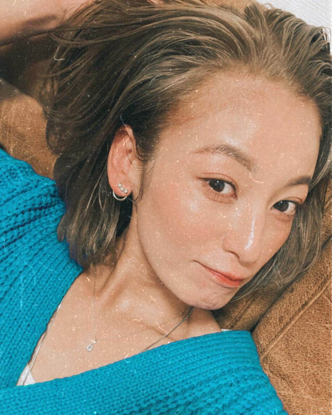 のインスタグラム：「髪変欲が湧く秋。 カットの前にカラーで遊ぶ。  サロンに行ける日まで待てず、 セルフで試す🤫  #ナンチャラグレージュ #ムラシャンプラス  なんとなしに好きな色に着地できまして、この色で制服きてきます🧑‍🎓  #本日夕方出勤 #金曜日のチビーズを添えて #👩‍👧‍👧」