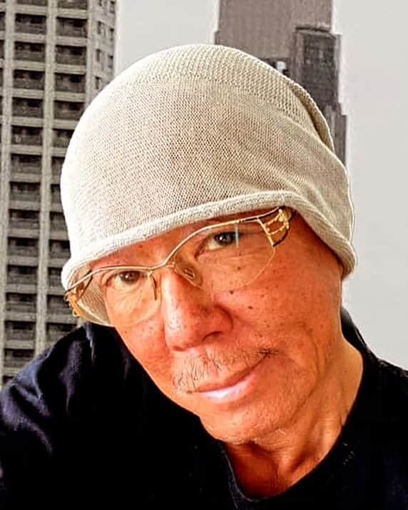 近藤信秋 のインスタグラム：「少し痩せて毛も髭も抜けて最近、目がパッチリして来た。💕よし、完治してもこの体重を維持することにしよう。笑👍🏾来月の摘出手術は少し延びて下旬くらいになるらしい。でもその頃、又１つ歳とっちゃってるよ。💦今年のバースデーはなんか想い出深くなるなぁ。そしてなんと２年後には７０歳。古希だぁ。💦😨だから皆んなこんなジジイを労ってくれよ。笑。😎昨日まで２０歳くらいの気がしてたのにぃ。マジ、あっというまだったな。ここまで来るのが💦皆んな知らないと思うけど、クレイジーキャッツの歌に🎵花の命は短くて〜人の命も短く〜て〜なんて歌があったなぁ。小さい頃はこの歌の歌詞聴いて不思議に思った記憶があるよ。人の命って花と同じくらい短いのかなぁってね。でも今思えばマジでこの人生って早かったなって思うよ。もちろん、俺もまだまだこれからも生きて行くけどね。👍🏾だから、若い君たちは今のうちに遊んだり、遊んだり、遊んだりと好きな事を目一杯やっておく事。マツゲェ〜ネェ〜。まだまだ何回も後悔が出来る歳なんだから大丈夫。俺も頑張るからおまえらも良い想い出、悪い想い出、た〜くさん今のうちにストックしといてくれ。後で楽しめるようにね。😎💕  ハナ肇とクレイジー・キャッツ '花は花でも何の花' https://utaten.com/lyric/sa15102321/」