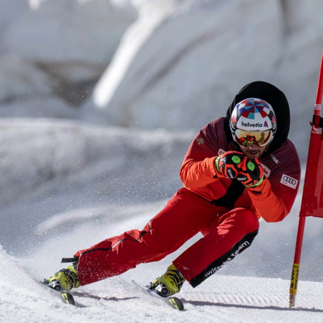 Descenteさんのインスタグラム写真 - (DescenteInstagram)「A closer look at the Swiss Ski Team's 2023/2024 Fall Winter supply wear ahead of the start of the Alpine Ski World Cup!  DESCENTE is proud to be the Swiss Ski Team's official supplier since 1978, and we are especially excited to share this season's ski wear and racing suits, designed with the theme of Sunrise in mind. We look forward to supporting the team with performance-boosting cutting-edge ski wear as they embark on a new season and a new challenge!  #descente #designthatmoves  #descenteski #swissskiteam #skiseason #ski #skiing #skilife #skiwear #alpineskiing #skiier」10月13日 17時00分 - descente_international