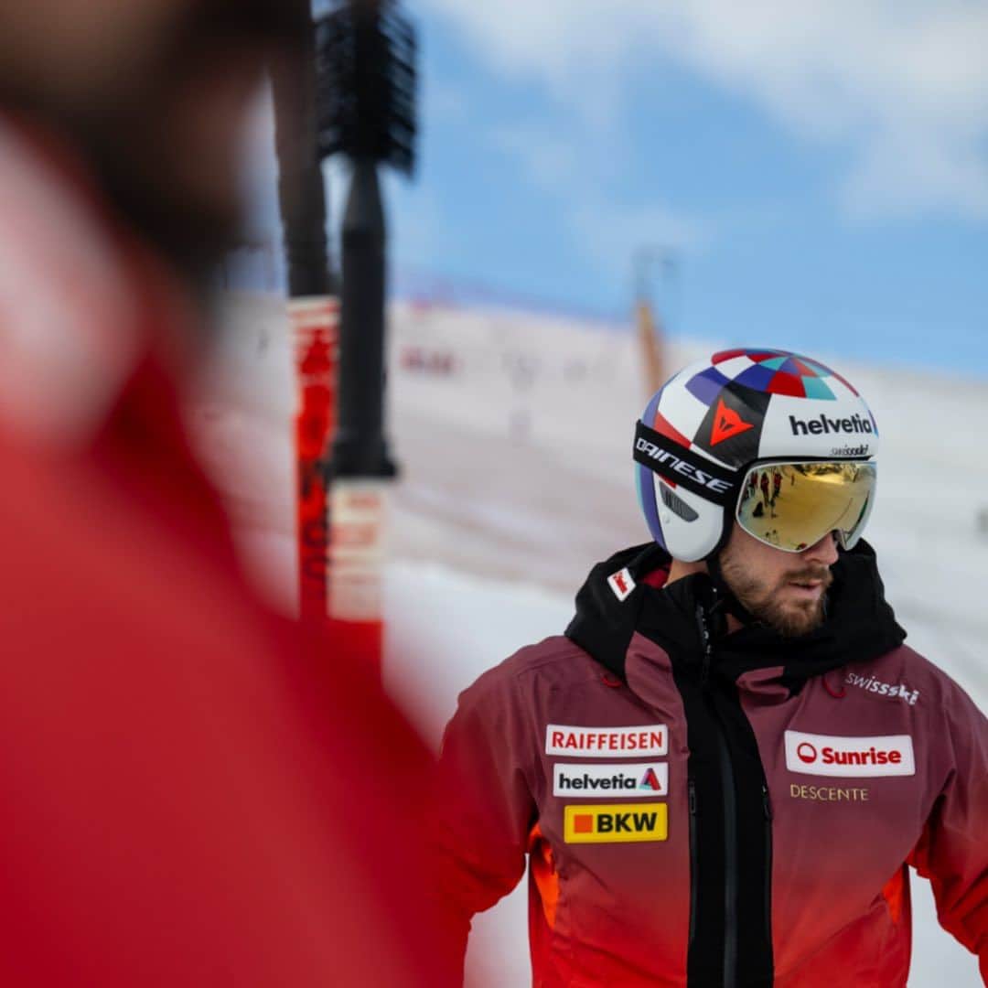 Descenteさんのインスタグラム写真 - (DescenteInstagram)「A closer look at the Swiss Ski Team's 2023/2024 Fall Winter supply wear ahead of the start of the Alpine Ski World Cup!  DESCENTE is proud to be the Swiss Ski Team's official supplier since 1978, and we are especially excited to share this season's ski wear and racing suits, designed with the theme of Sunrise in mind. We look forward to supporting the team with performance-boosting cutting-edge ski wear as they embark on a new season and a new challenge!  #descente #designthatmoves  #descenteski #swissskiteam #skiseason #ski #skiing #skilife #skiwear #alpineskiing #skiier」10月13日 17時00分 - descente_international