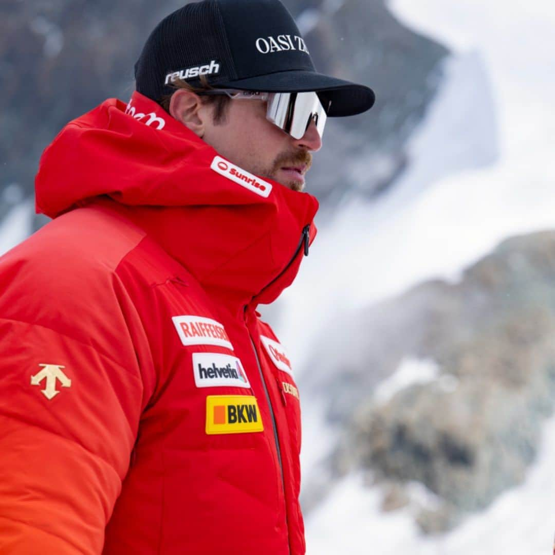 Descenteさんのインスタグラム写真 - (DescenteInstagram)「A closer look at the Swiss Ski Team's 2023/2024 Fall Winter supply wear ahead of the start of the Alpine Ski World Cup!  DESCENTE is proud to be the Swiss Ski Team's official supplier since 1978, and we are especially excited to share this season's ski wear and racing suits, designed with the theme of Sunrise in mind. We look forward to supporting the team with performance-boosting cutting-edge ski wear as they embark on a new season and a new challenge!  #descente #designthatmoves  #descenteski #swissskiteam #skiseason #ski #skiing #skilife #skiwear #alpineskiing #skiier」10月13日 17時00分 - descente_international