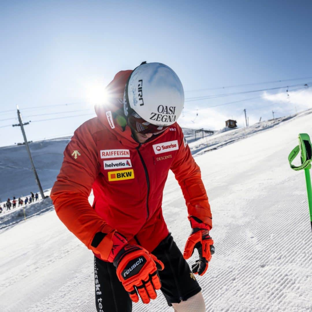 Descenteさんのインスタグラム写真 - (DescenteInstagram)「A closer look at the Swiss Ski Team's 2023/2024 Fall Winter supply wear ahead of the start of the Alpine Ski World Cup!  DESCENTE is proud to be the Swiss Ski Team's official supplier since 1978, and we are especially excited to share this season's ski wear and racing suits, designed with the theme of Sunrise in mind. We look forward to supporting the team with performance-boosting cutting-edge ski wear as they embark on a new season and a new challenge!  #descente #designthatmoves  #descenteski #swissskiteam #skiseason #ski #skiing #skilife #skiwear #alpineskiing #skiier」10月13日 17時00分 - descente_international