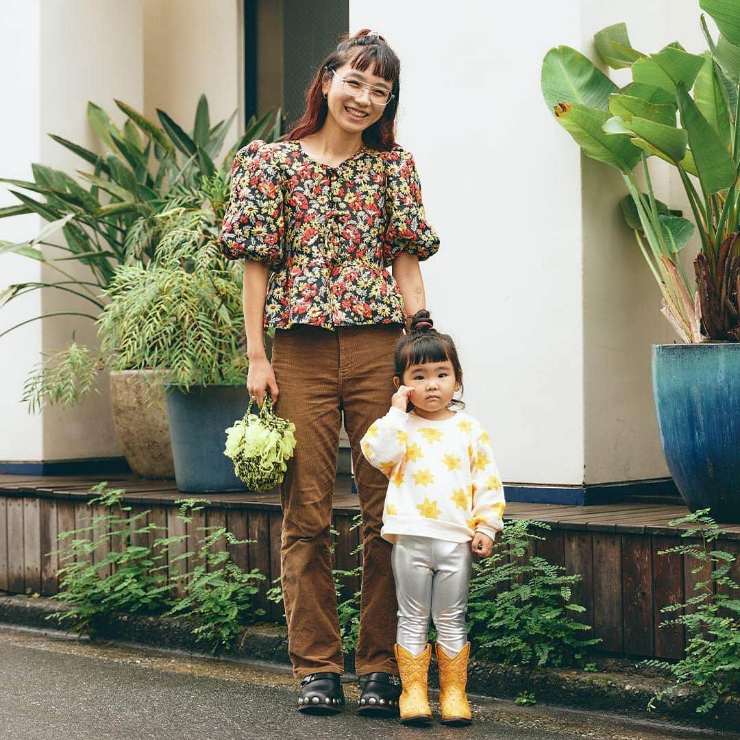 ハグマグ編集部のインスタグラム：「sakuraさん&ようちゃん・3歳  フラワー柄を親子でシェア🌼❤︎  ［mama］ Tops＆Shoes：GANNI Bottoms：UNITED ARROWS Ring：CHANEL＆PLUIE＆ABEsho 2nd Bag：TANKE  ［kids］ Tops：TINYCOTTONS Bottoms：H&M Shoes：itimi ___________________________________  詳しくはウェブサイトの記事で紹介中。プロフィールのリンクからチェックしてね🌼 @hugmug_insta ___________________________________ #hugmug#ハグマグ#親子スナップ#ママファッション#ストリートコーデ#ガーリーカジュアル#秋コーデ#秋ファッション#秋服#リンクコーデ#親子リンク#キッズファッション#キッズスタイル#ママコーデ#ママコーデファッション#カジュアルコーデ#秋色カラー#おしゃれキッズ#ベビー服#男の子コーデ#女の子コーデ#家族コーデ#ファッションスナップ#親子ファッション#家族コーデ#家族写真#家族スナップ#親子リンクコーデ#親子ペアルック#親子装#ハグマグファミリー」