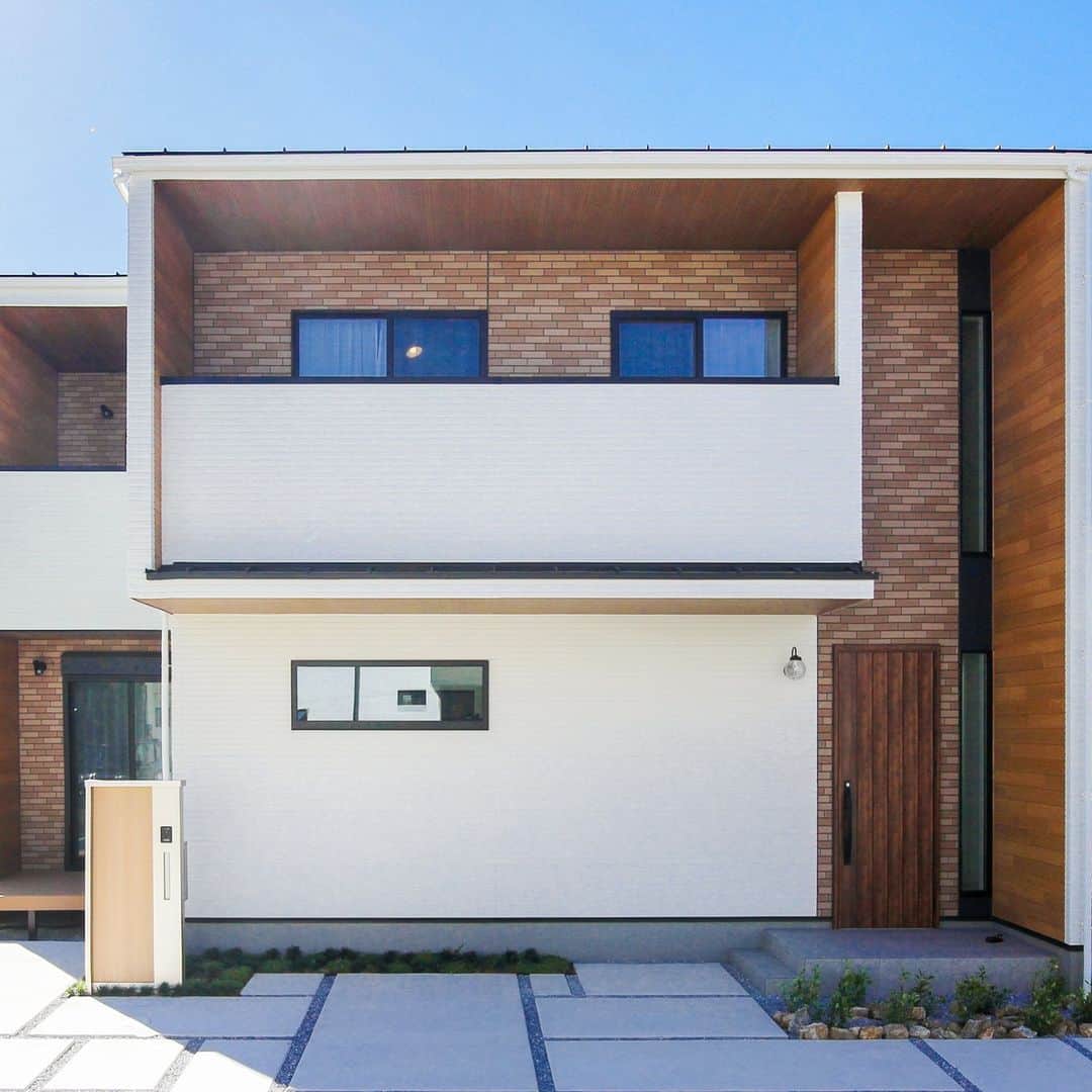 エステージ株式会社のインスタグラム：「"🏠#マネしたくなる家づくり  ☾エステージ人気№1 モデルcolho ☽  外観の色や材質でお家の印象がガラッと変わります。 皆様はどの外観が好みでしょうか☺︎？  イイネ♡保存励みになります✨ 気になることがありましたらお気軽にDM コメントまでどうぞ☺︎  \ 🅈🄾🅄🅃🅄🄱🄴やってます/ ☑ルームツアー ハイライトのリンクからぜひ！ ご視聴お待ちしております𓂃𓈒𓂂𓏸  モデルハウス来場予約・資料請求は ▶︎@estage_estage ⁡ プロフィールリンクHPよりお問い合わせください🎶 ⁡"" ┈┈┈┈┈┈┈┈┈┈┈┈┈┈┈┈┈┈┈┈┈ 🏠#マネしたくなる家づくり 千葉・茨城で家を建てるなら ＼ #エステージ ／ 毎週末モデルハウス見学会開催！🌿 ┈┈┈┈┈┈┈┈┈┈┈┈┈┈┈┈┈┈┈┈┈ モデルハウス来場予約・資料請求は ▶︎@estage_estage プロフィールリンクのHPよりお問い合わせください！ ┈┈┈┈┈┈┈┈┈┈┈┈┈┈┈┈┈┈┈┈┈ 🅈🄾🅄🅃🅄🄱🄴でルームツアー公開中  ハイライトのリンクからご視聴お待ちしてます🌿 "  #エステージ #estage #ESTAGE #estage_estage_sales #えすてーにゃ #マイホーム計画中の人と繋がりたい #千葉注文住宅 #千葉県 #ハウスメーカー #注文住宅 #エステージ施工事例 #注文住宅新築 #四角い家  #マイホーム作り #マイホーム #ローコスト住宅 #おしゃれな家 #モデルハウス #新築見学会  #家づくり #家づくりアイディア #施工事例 #Colho」