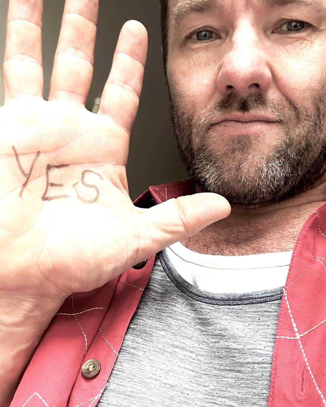 ジョエル・エドガートンさんのインスタグラム写真 - (ジョエル・エドガートンInstagram)「Australians know what this is. I say Yes . The Voice 2023 referendum.  Google it. #Yes23 TOMORROW!! OCT 14」10月13日 16時54分 - joeledgerton