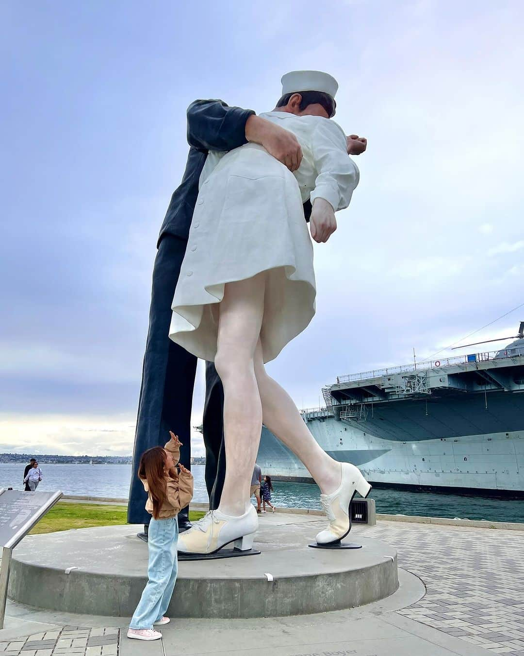 Moco Lima Hawaiiさんのインスタグラム写真 - (Moco Lima HawaiiInstagram)「ナースにキスする水平さん【勝利のキス】with Aloha tote  何年か前、初めてこの像を見た時  戦争に行った彼の帰りを待ち侘びていたナースが彼と再会。 勝利と再会を喜び合うキスでステキだな、と思っていましたが  実は2人は赤の他人で  戦争で長い間、女性に触れていなかった兵士が勝利と生還で喜びの余り、たまたま隣に居合わせたナースに  “勝手にキスしちゃった写真”   だと知り、それ以降少し見方が変わってしまいました😅  そういえば水平さんの左腕、がっちりホールドしてるよね😓  #サンディエゴ#勝利のキス#水平さん#ナース#戦争#彫刻#観光スポット#サンディエゴ旅行#カリフォルニア#サンディエゴ観光#いつも一緒#3回目#歴史#戦争#アロハトート#トートバッグ#モコリマハワイ」10月13日 16時56分 - mocolimahawaii