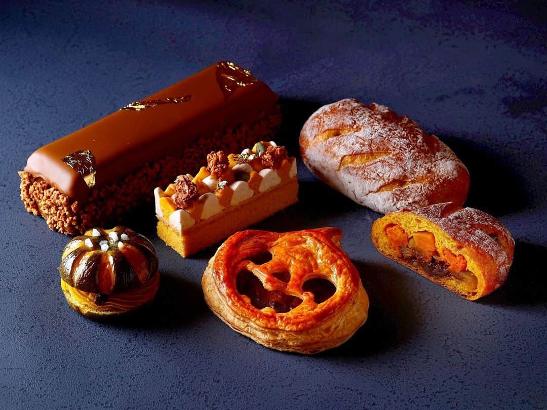 のインスタグラム：「今年もペストリーショップ スイーツ＆デリにハロウィンがやってきました。可愛らしいスイーツが皆様に心躍るハロウィンをお届けします。 Embrace the joy of Halloween with delightful treats at Pastry Shop Sweets & Deli.  #PalaceHotelTokyo #パレスホテル東京」