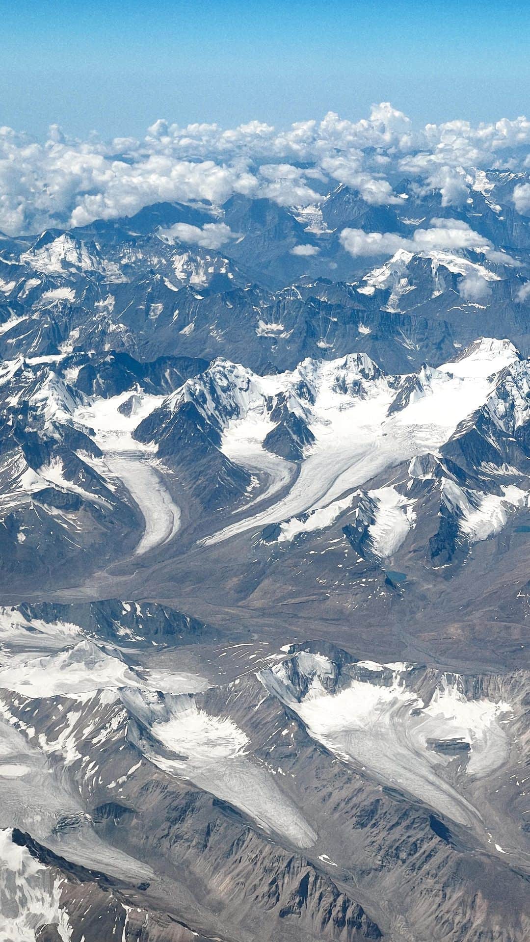 のインスタグラム：「Found some old footage of how we used to travel to Leh in 2001. There were barely any Air India flights and we mostly travelled in Air Force IL-76 planes. The middle area used to have heavy machinery/ other luggage and we used to sit on the sides. It was a pretty insane experience.   Leh airport is one of the most difficult airports to land at. The pilots require extra training for the same. Did you know that it’s one of the highest airports in the world? ❤️  Don’t forget to share this! 😀  #aakritirana #leh #ladakh #airport #travelblogger #indiantravelblogger #india #incredibleindia #reelsinstagram #mountains #armylife」