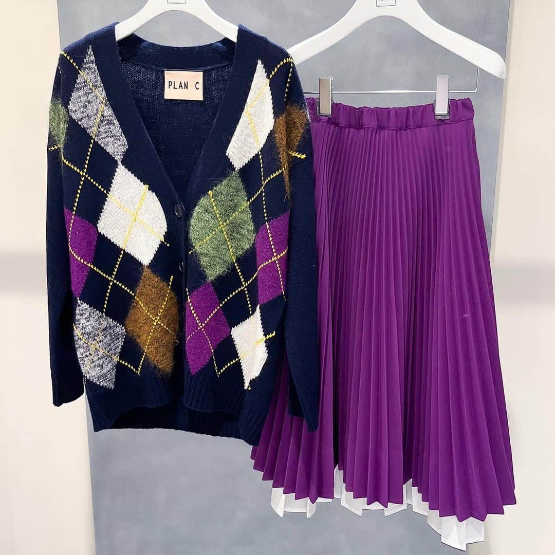 HANKYU.MODEさんのインスタグラム写真 - (HANKYU.MODEInstagram)「. ALIITA & PLANC FALL WINTER 23 NEW COLLECTION At 3F MODE  PLAN Cから「ALIITA」ハロウィンシーズンにおすすめのジュエリーをご紹介。  10/20(金)から「ALIITA」製品をご購入のお客様に、オリジナルチョコをプレゼント。※数量限定のためなくなり次第終了  詳細はスタッフまでお尋ねください。  Page1　ALIITA  オバケネックレス　81,400円　 帽子ネックレス　81,400円 かぼちゃネックレス　81,400円  Page2 ALIITA オバケミニネックレス　78,100円 コウモリネックレス　81,400円  Page4　ALIITA うさぎリング　47,400円 パール付きエナメルうさぎピアス　48,400円 にんじんネックレス　81,400円 パール付きうさぎネックレス　57,200円  Page5　ALIITA ネコネックレス　49,500円 チェリーネックレス　104,500円 バスケットネックレス　86,900円 エナメルキノコネックレス　51,700円  Page6　ニット　126,500円 Page7　モヘアニット　119,900円  Page8 ニットカーディガン　163,900円 スカート　156,200円  Page9 ブラウス　90,200円 ジレ　218,900円 パンプス　115,500円 スカート　96,800円  Pgge10 モバイルホルダー　33,000円 ビアンカポーチ　53,900円  #aliita #アリータ #aliitajewelry #planc #プランシー  #hankyumode  #hankyu #阪急百貨店 #阪急うめだ本店 #阪急本店 #うめはん #コート #ジャケット #ニット #ブレスレット #リング #23AW #ファッション #ootd #hankyumode23aw #hankyumode23awouter #hankyumode23awaccessory #ハロウィン #Halloween」10月16日 12時00分 - hankyumode