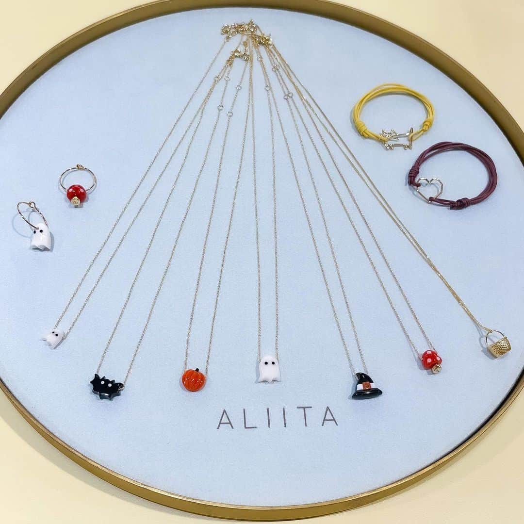 HANKYU.MODEさんのインスタグラム写真 - (HANKYU.MODEInstagram)「. ALIITA & PLANC FALL WINTER 23 NEW COLLECTION At 3F MODE  PLAN Cから「ALIITA」ハロウィンシーズンにおすすめのジュエリーをご紹介。  10/20(金)から「ALIITA」製品をご購入のお客様に、オリジナルチョコをプレゼント。※数量限定のためなくなり次第終了  詳細はスタッフまでお尋ねください。  Page1　ALIITA  オバケネックレス　81,400円　 帽子ネックレス　81,400円 かぼちゃネックレス　81,400円  Page2 ALIITA オバケミニネックレス　78,100円 コウモリネックレス　81,400円  Page4　ALIITA うさぎリング　47,400円 パール付きエナメルうさぎピアス　48,400円 にんじんネックレス　81,400円 パール付きうさぎネックレス　57,200円  Page5　ALIITA ネコネックレス　49,500円 チェリーネックレス　104,500円 バスケットネックレス　86,900円 エナメルキノコネックレス　51,700円  Page6　ニット　126,500円 Page7　モヘアニット　119,900円  Page8 ニットカーディガン　163,900円 スカート　156,200円  Page9 ブラウス　90,200円 ジレ　218,900円 パンプス　115,500円 スカート　96,800円  Pgge10 モバイルホルダー　33,000円 ビアンカポーチ　53,900円  #aliita #アリータ #aliitajewelry #planc #プランシー  #hankyumode  #hankyu #阪急百貨店 #阪急うめだ本店 #阪急本店 #うめはん #コート #ジャケット #ニット #ブレスレット #リング #23AW #ファッション #ootd #hankyumode23aw #hankyumode23awouter #hankyumode23awaccessory #ハロウィン #Halloween」10月16日 12時00分 - hankyumode