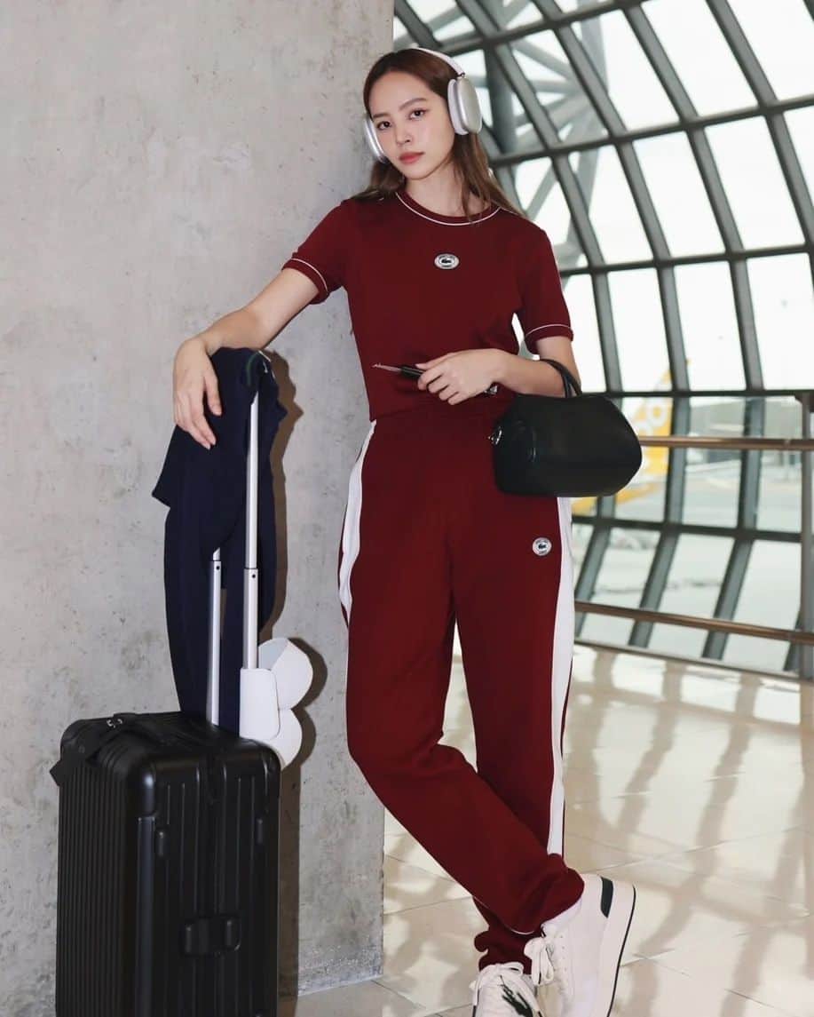 CeCi Thailandのインスタグラム：「ส่องลุคเช็คอินอย่างมีสไตล์ของเหล่าอินฟลูเอ็นเซอร์ไทยอย่าง โต้ง ทูพี พิทวัส พฤกษกิจ, ณิชา ณัฏฐณิชา ดังวัธนาวณิชย์ และจา พชร สวนศรี ที่มาพร้อมคอลเลคชั่นล่าสุด Lacoste Fall/Winter 2023 เพื่อบินลัดฟ้าไปร่วมงานครบรอบ 90ปีของแบรนด์สปอร์ตแวร์ระดับโลกอย่าง Lacoste  ในงาน LacosteCelebrates90TH ที่ประเทศสิงคโปร์ พร้อมร่วมดินเนอร์สุดExclusive ร่วมกับ Lacoste ทั่วโลก เพื่อเฉลิมฉลองให้กับแบรนด์ดังในวันที่ 12-14 ต.คนี้  @lacoste🐊 #LacosteCelebrates90TH #LacosteTH」