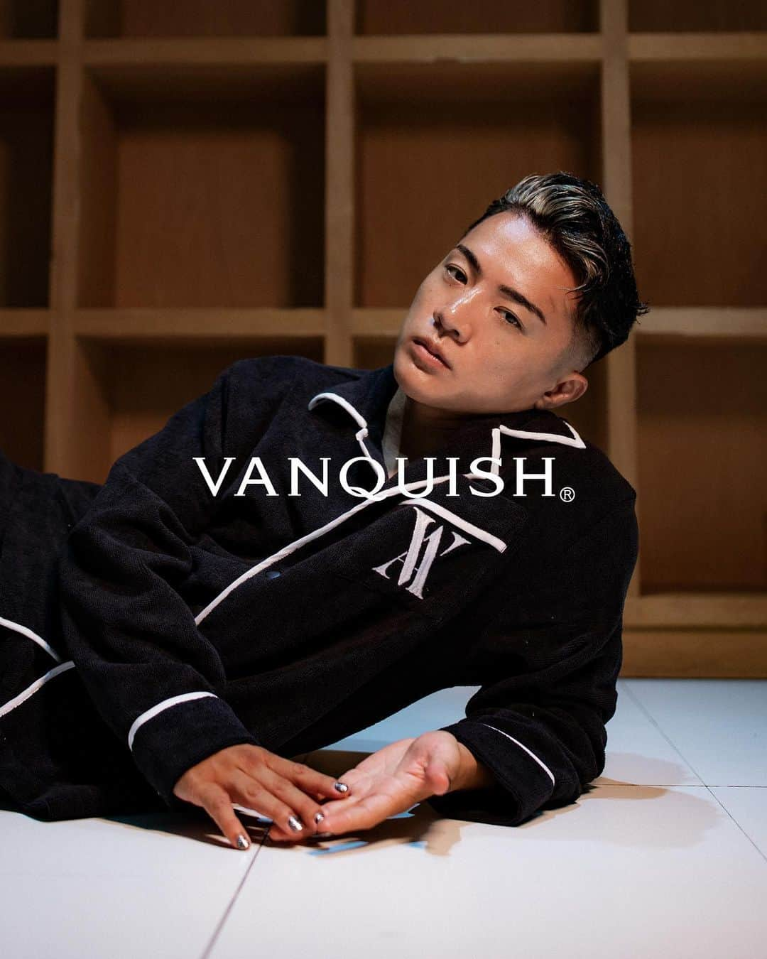 ヴァンキッシュのインスタグラム：「VANQUISH Winter Collection 2023.  Available Now.  ▪️Pile open Collar Long-Sleeve shirt[VYS004] ▪️Pile Long pants[VYP012]  #vanquish」