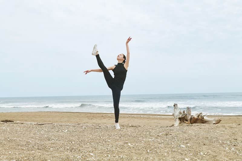 DANSKIN Japanのインスタグラム：「【BALLET】  NY生まれのダンスキンが提案する新たなバレエスタイル。 バレエダンサーの身体を引き立たせるミニマルでスタイリッシュなREJULEシリーズが新登場しました。 ハイネックのレオタードは大胆に背中が開いたデザインで、肩甲骨が動かしやすく広背筋を美しく見せてくれます。 レギンスはハイウエストで折り返して着用も可能な2WAY仕様。どちらもダンスキンのコアアイテムANYMOTIONシリーズと同じ素材を使用しており適度な厚みとスポーツシーンに役立つ高機能が特徴です。  詳細は画像をタップして商品タグをCHECK🏷  ダンスキンブランドサイトにてBALLETコンテンツ公開中。 プロフィールTOPのURLよりご覧ください。  #danskin #danskinjapan #ダンスキン #こころとからだ #わたしを生きる #踊るように生きる」