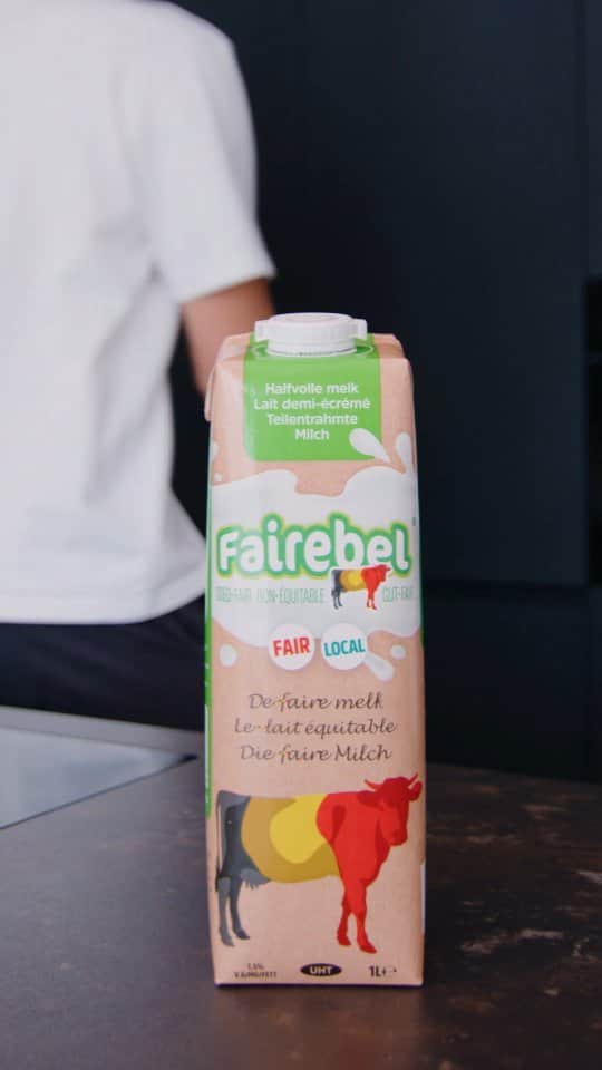 シモン・ミニョレのインスタグラム：「Omdat een lekkere snack je dag kan opvrolijken! Onze ambassadeur Simon Mignolet geniet van een heerlijke snack met Fairebel-melk in zijn koffie. 🥛☕ Laten we onze lokale producenten steunen en het verschil maken. 🌾 #Fairebel #EerlijkeMelk #SimonMignolet #trek_belgium  ----------  Parce qu'un bon goûter peut illuminer votre journée ! Notre ambassadeur Simon Mignolet profite d'un délicieux goûter avec du lait Fairebel dans son café. 🥛☕ Soutenons nos producteurs locaux et faisons la différence. 🌾 #Fairebel #Laitéquitable #SimonMignolet #Trek @trek_belgium @22mignolet22」