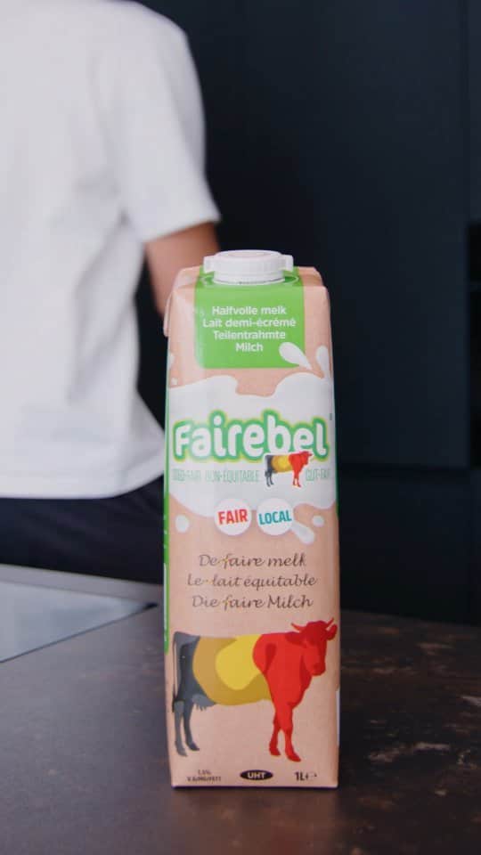 のインスタグラム：「Omdat een lekkere snack je dag kan opvrolijken! Onze ambassadeur Simon Mignolet geniet van een heerlijke snack met Fairebel-melk in zijn koffie. 🥛☕ Laten we onze lokale producenten steunen en het verschil maken. 🌾 #Fairebel #EerlijkeMelk #SimonMignolet #trek_belgium  ----------  Parce qu'un bon goûter peut illuminer votre journée ! Notre ambassadeur Simon Mignolet profite d'un délicieux goûter avec du lait Fairebel dans son café. 🥛☕ Soutenons nos producteurs locaux et faisons la différence. 🌾 #Fairebel #Laitéquitable #SimonMignolet #Trek @trek_belgium @22mignolet22」