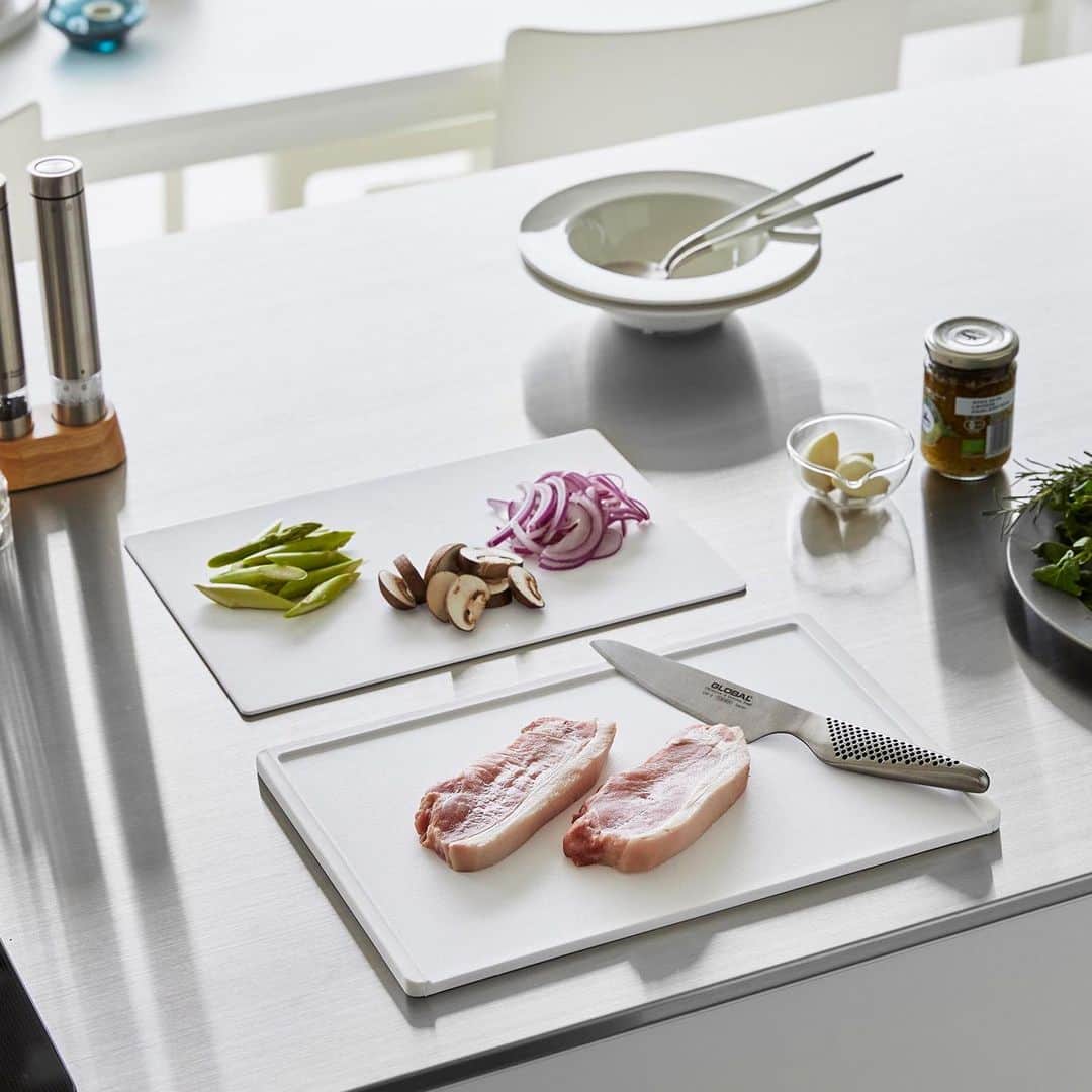 yamazaki_japanのインスタグラム：「肌寒さを感じる今日の夕食は手軽なお鍋にしよう！とはいえ、お肉類と野菜類など多くの具材を切って下ごしらえするのはちょっと面倒ですよね。 少しでもスムーズに作業がしたいとお考えの方に、食材ごとにまな板をサッと使い分けできる「抗菌まな板&シートまな板セット タワー」のご紹介です。  抗菌まな板にシートタイプのまな板が付いたセットで、野菜の次に肉・魚をカットしたい時などにシートまな板を外すだけで使い分けができます。  厚みのあるまな板は、大きめの食材もカットしやすいフラット面と、調理台に水分がこぼれてしまうのを防げるフチつきの面からなる両面仕様。 シートまな板は、柔らかいソフト素材で軽く曲げられるから、カットした食材を鍋やフライパンに滑り込ませるのに便利に使えます。  どちらも清潔重視のキッチンにぴったりな抗菌加工済み。漂白剤を使ったお手入れができるのも嬉しいポイントです。  スムーズな下ごしらえで、おいしいご飯が沢山作れそうな「抗菌まな板&シートまな板セット タワー」のご紹介でした。  ■SIZE まな板：約W33×D22×H1cm、シートまな板：約30.5×D21×H0.3cm  ※シートまな板は食洗機に対応しておりません。  --------------------------------- 山崎実業のコラムサイト「Simple Life Lab.」も運営中◎ 暮らしのアイデアや、漫画ヤマクマちゃんなど様々なコンテンツが掲載されています。 是非ご覧ください。 https://lab.yamajitsu.co.jp/ ---------------------------------  #home #tower #タワー #抗菌まな板アンドシートまな板セットタワー #抗菌まな板アンドシートまな板セット #抗菌まな板 #まな板シート #まな板 #シートまな板 #抗菌#キッチン用品収納 #キッチン #まな板 #台所 #収納 #暮らし #丁寧な暮らし #シンプルライフ #おうち #シンプル #モダン #便利 #おしゃれ #雑貨 #yamazaki #山崎実業 #ヤマジツ」