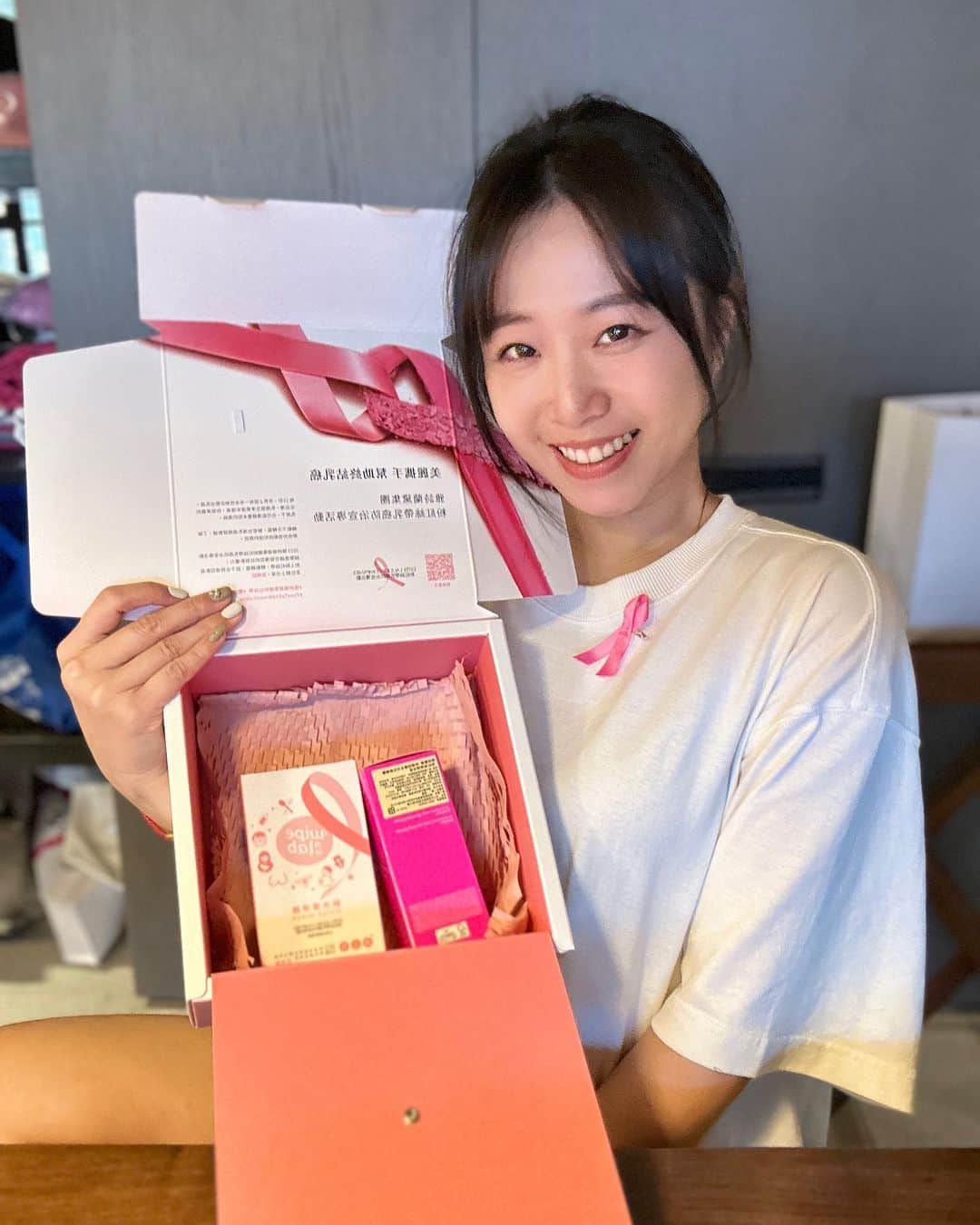 鄭茵聲のインスタグラム：「我是 鄭茵聲 跟我一起響應粉紅絲帶乳癌防治宣導活動，傳遞粉紅能量💕 我外婆也是因乳癌離世 自此之後我洗澡時都會去注意胸部每天的狀況 也常常按摩做疏通 希望大家都能預防勝於治療 多多關心自己身體的狀況喔😊  #雅詩蘭黛集團粉紅絲帶  #團結你我終結乳癌 #TimeToEndBreastCancer  https://bit.ly/45Uy1HD」