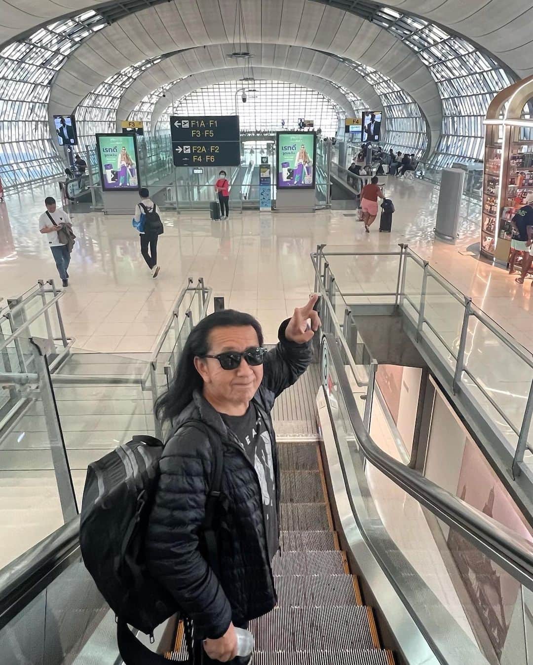 Ken Harakumaさんのインスタグラム写真 - (Ken HarakumaInstagram)「快適なバンコク空港✈️ ラウンジ🍽️☕️貸切、シャワー🚿も浴びてネパールに出発でーす❣️ @international_yoga_center  @fumiinaa_yoga  @erika_ikeda_moka  #バンコク  #空港ラウンジ  #ケンハラクマ」10月13日 17時04分 - kenharakuma
