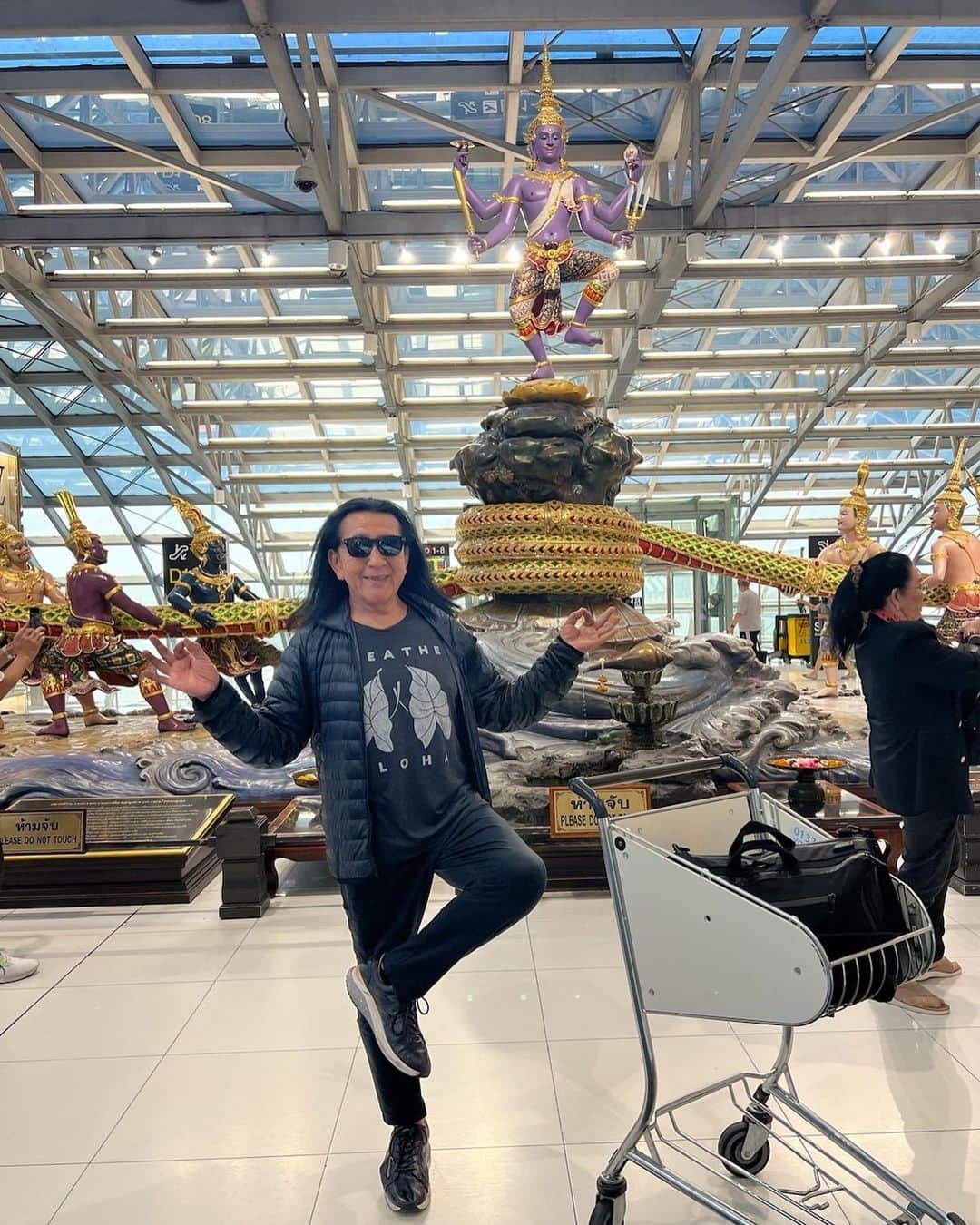 Ken Harakumaさんのインスタグラム写真 - (Ken HarakumaInstagram)「快適なバンコク空港✈️ ラウンジ🍽️☕️貸切、シャワー🚿も浴びてネパールに出発でーす❣️ @international_yoga_center  @fumiinaa_yoga  @erika_ikeda_moka  #バンコク  #空港ラウンジ  #ケンハラクマ」10月13日 17時04分 - kenharakuma