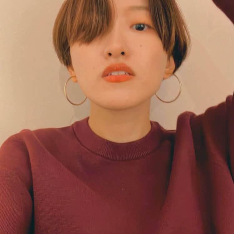 並木瑠璃のインスタグラム：「秋だね。  #ハンサムショート#ボルドー#ストリートファッション」