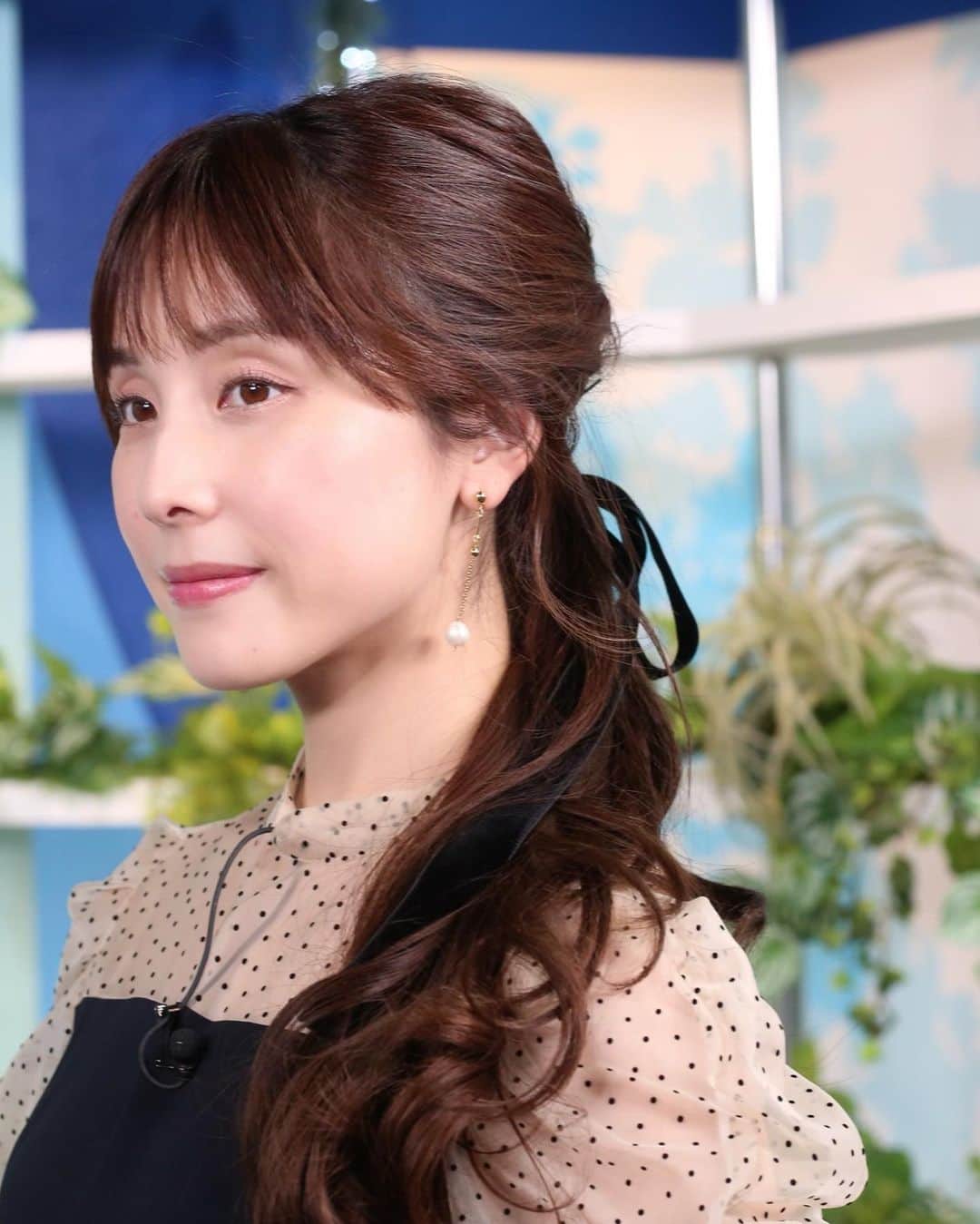 松雪彩花のインスタグラム：「🎀10/13のお衣装🎀  👗ワンピース La boutique BonBon @la_boutique_bonbon_official  💍ピアス mimi33 @mimi33_official  今日のお衣装、とっても好みでした…🤭💓 さりげないドットが可愛い…！ おけージョンワンピとしてもいいですね🫶 揺れるピアスは大ぶりだけど、とっても上品。 このまままるっとお買い上げしたい…👛  可愛いお洋服は気分が上がりますね🎀」