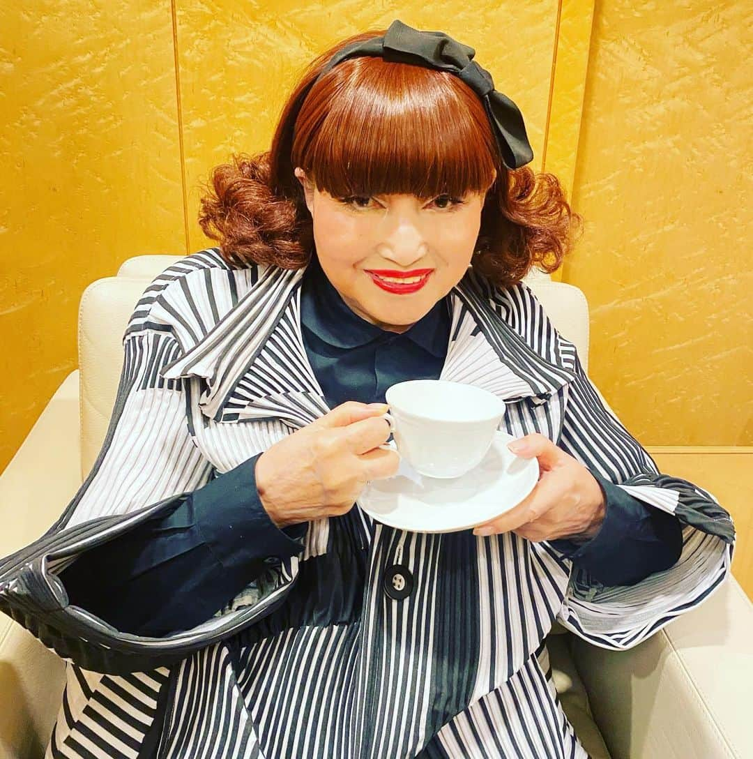 黒柳徹子さんのインスタグラム写真 - (黒柳徹子Instagram)「昨日、「ハロルドとモード」東京千穐楽でした。1万人の方にご覧いただいたそうです！ありがとうございます。明日から、大阪公演なので、今は、羽田空港にいます。飲んでいるのは、ホットミルク💕」10月13日 17時11分 - tetsukokuroyanagi