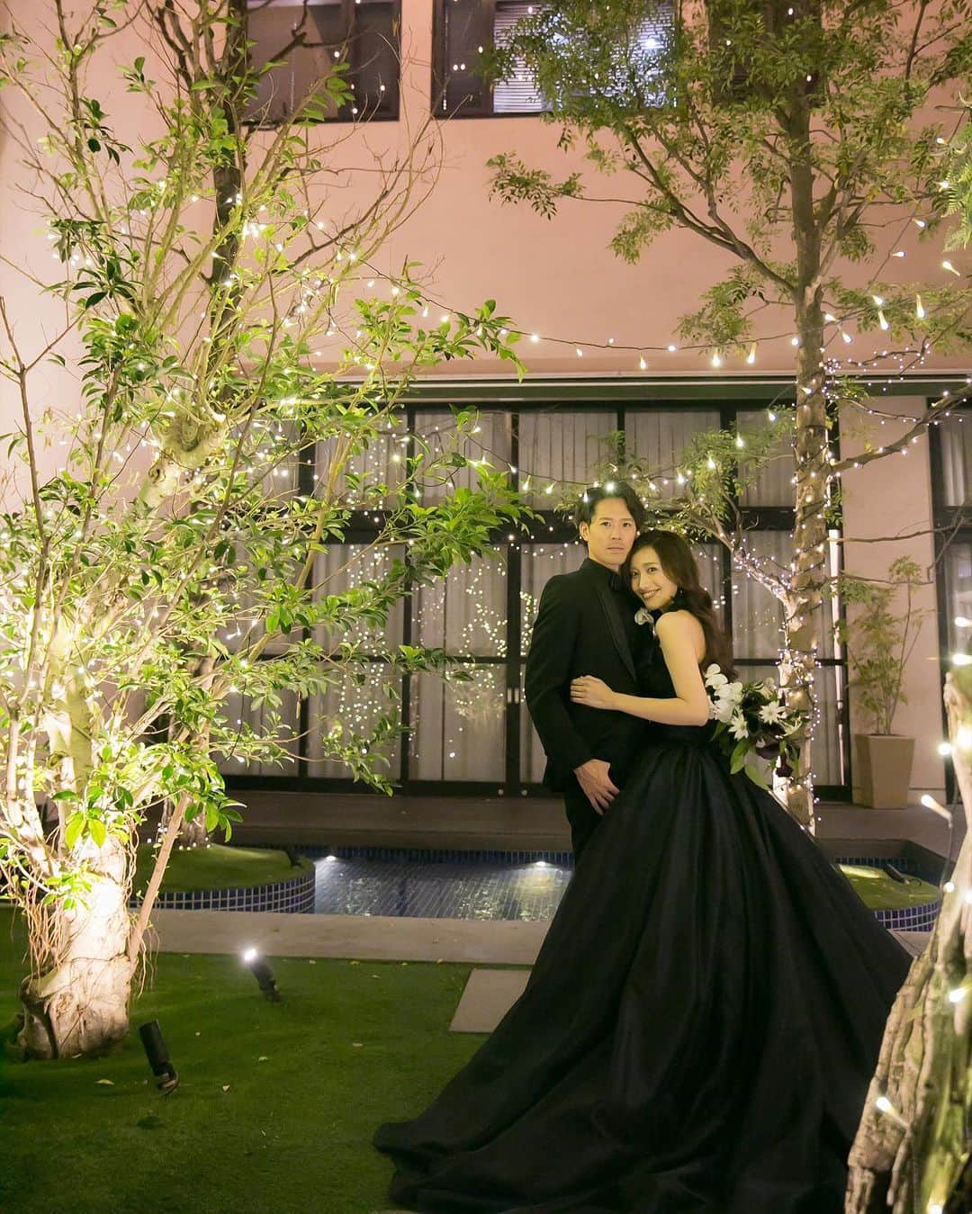 LAZOR_GARDEN_NAGOYAのインスタグラム：「. こちらのお写真は. @choep.m さんから リグラムさせていただきました 素敵なお写真ありがとうございます*  ブラックで統一されたおふたりの装い👗  ライトアップされたガーデンに おふたりのドレス姿がよく映え ロマンチックな雰囲気に..✨  ------------------ . 『#ラソールガーデン名古屋』で検索！ @lazor_garden_nagoya のフォロー お待ちしております＊ . #スタイルズ花嫁 #ラソール花嫁 #ブライダルハウスtutu #ラソ組 #marryxoxo #DRESSY花嫁 #披露宴レポ #名古屋駅 #名駅 #名古屋 #結婚式当日レポ #挙式レポ #名古屋花嫁 #ブーケ #結婚式会場 #披露宴会場 #結婚式写真 #披露宴演出 #花嫁コーディネート #ブラックドレス #花嫁コーディネート #撮影指示書 #撮影構図 #ナイトウェディング」