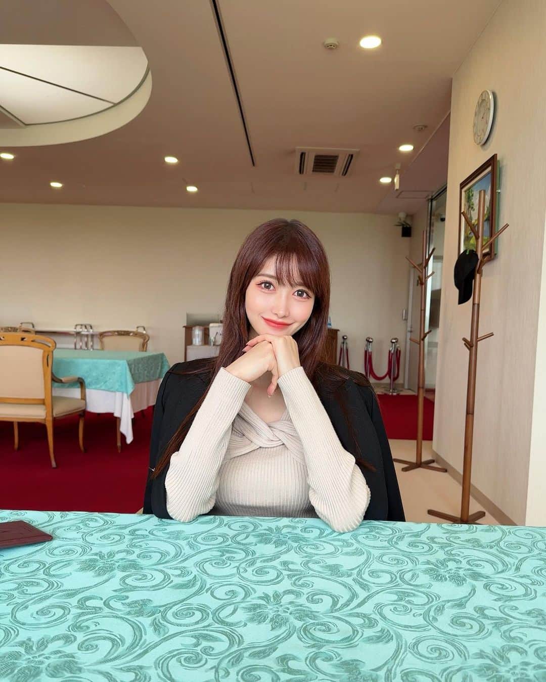 MAYUさんのインスタグラム写真 - (MAYUInstagram)「. ゴルフ終わりに温かい紅茶のんだ🫖🤎 . もうだいぶ冷えてきたね..！ だいすきなニットの季節だ🧶🤍 . . #ootd#fashion#golf#golflife#golfaddict#golfclub#golfcourse#ゴルフ女子#成田ヒルズカントリークラブ」10月13日 17時20分 - mayu.kina_golf