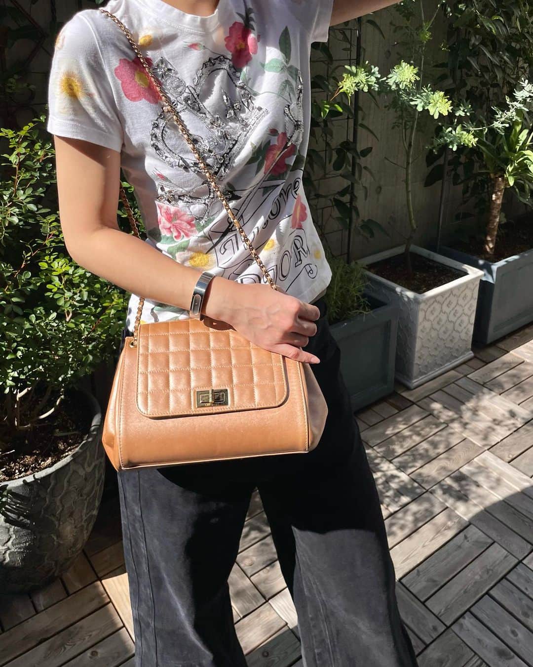 vintage Qooさんのインスタグラム写真 - (vintage QooInstagram)「#THROWBACK  Millennial Queen @devonaoki with #ChanelBag back in the day✨   ▼Customer service English/Chinese/Korean/Japanese *Please feel free to contact us! *商品が見つからない場合にはDMにてお問い合わせください   ▼International shipping via our online store. Link in bio.  #tokyovintageshop #오모테산도 #omotesando #aoyama #表參道 #명품빈티지 #빈티지패션 #도쿄빈티지샵  #ヴィンテージファッション #ヴィンテージショップ #chanelvintage #chanel #vintagechanel #chanelclassic #chanellover #빈티지샤넬 #샤넬  #シャネル #샤넬클래식」10月13日 17時20分 - vintageqoo