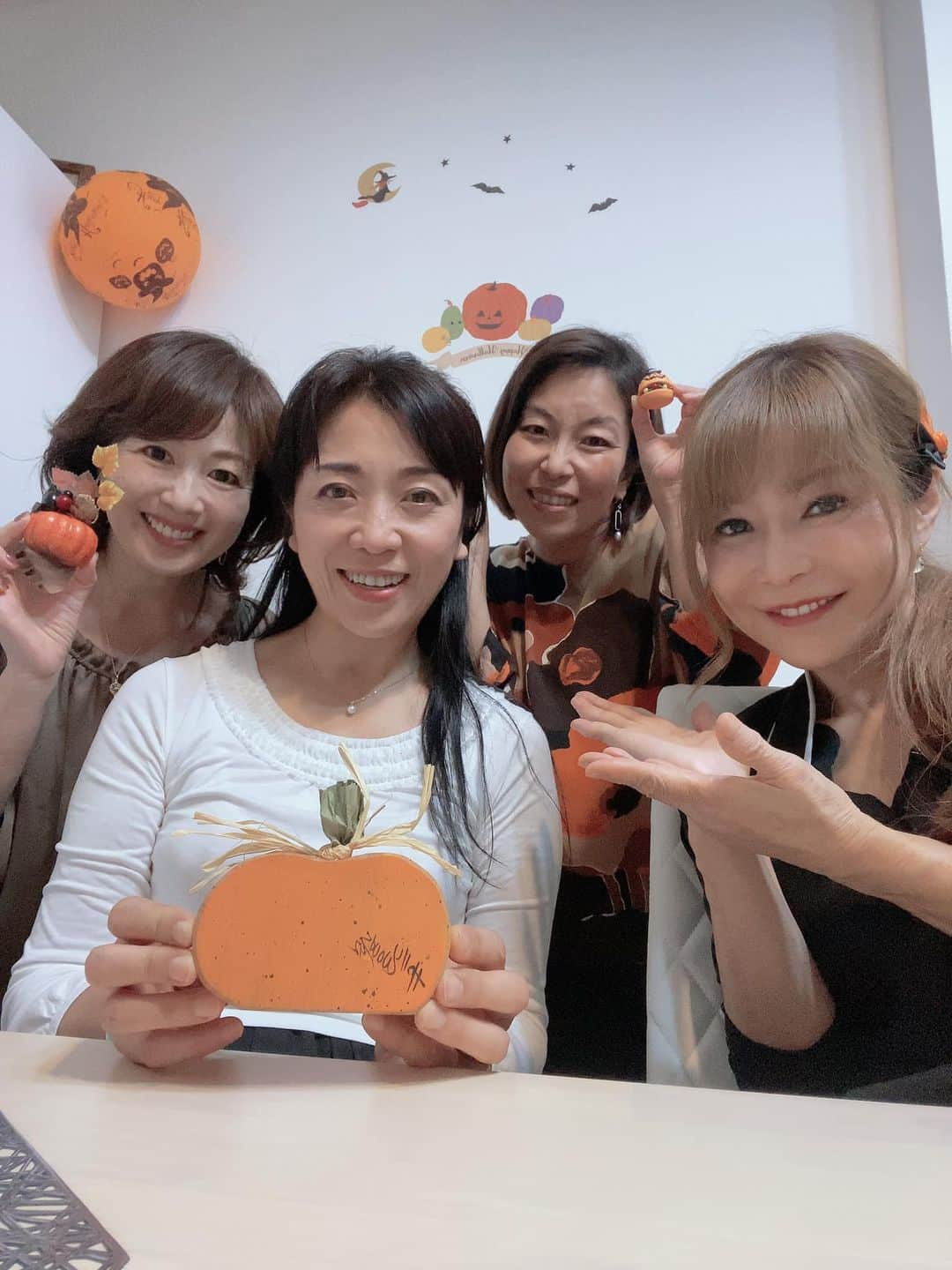 櫛野久美子さんのインスタグラム写真 - (櫛野久美子Instagram)「【パンプキン🎃のかき氷】  真夏の とうもろこし🌽かき氷 に続き  パンプキンのかき氷 を食べに行ってきました！  かき氷でハロウィンを先取り🎃  想像を上回る美味しさに わーきゃー言いながら 笑顔弾ける良いお歳の私達^_^ 　  tomoeさんの作るかき氷は アートです✨  ソースはもちろん 練乳までも手作りなの 　  一言で語り尽くせないので この感動を味わいたい方は 次回ご一緒しましょう❤️  #完全紹介制 #波動の合う人と過ごす時間 #ハロウィン先取り」10月13日 17時25分 - kumiko_essence