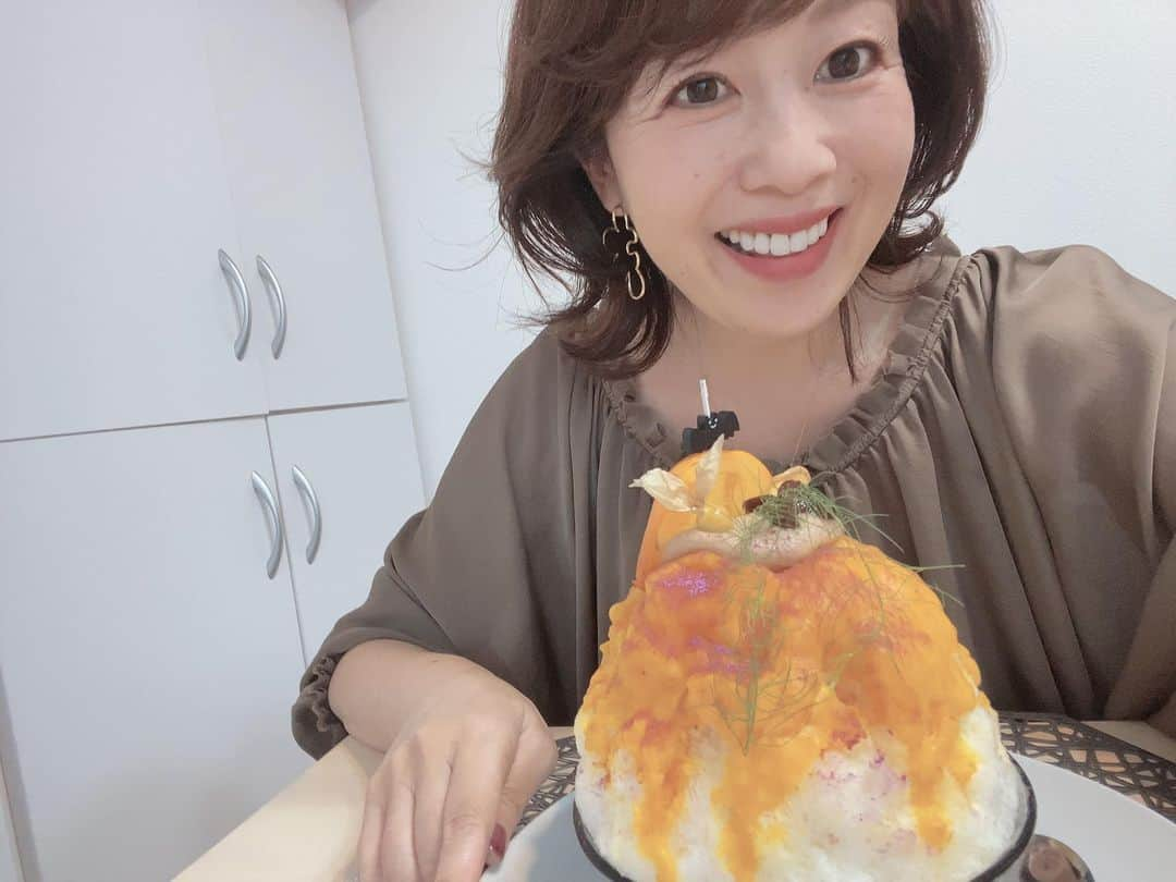 櫛野久美子のインスタグラム：「【パンプキン🎃のかき氷】  真夏の とうもろこし🌽かき氷 に続き  パンプキンのかき氷 を食べに行ってきました！  かき氷でハロウィンを先取り🎃  想像を上回る美味しさに わーきゃー言いながら 笑顔弾ける良いお歳の私達^_^ 　  tomoeさんの作るかき氷は アートです✨  ソースはもちろん 練乳までも手作りなの 　  一言で語り尽くせないので この感動を味わいたい方は 次回ご一緒しましょう❤️  #完全紹介制 #波動の合う人と過ごす時間 #ハロウィン先取り」